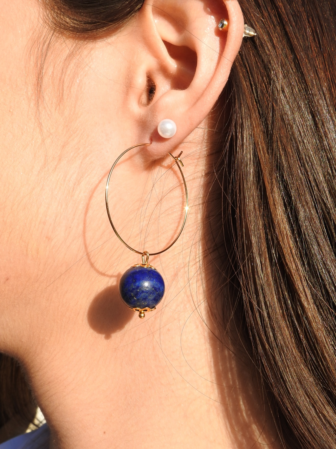Boucles d’oreilles créoles dorées « Réconfort » ANITA by MomZelle avec pierres fines lapis-lazuli MMC047