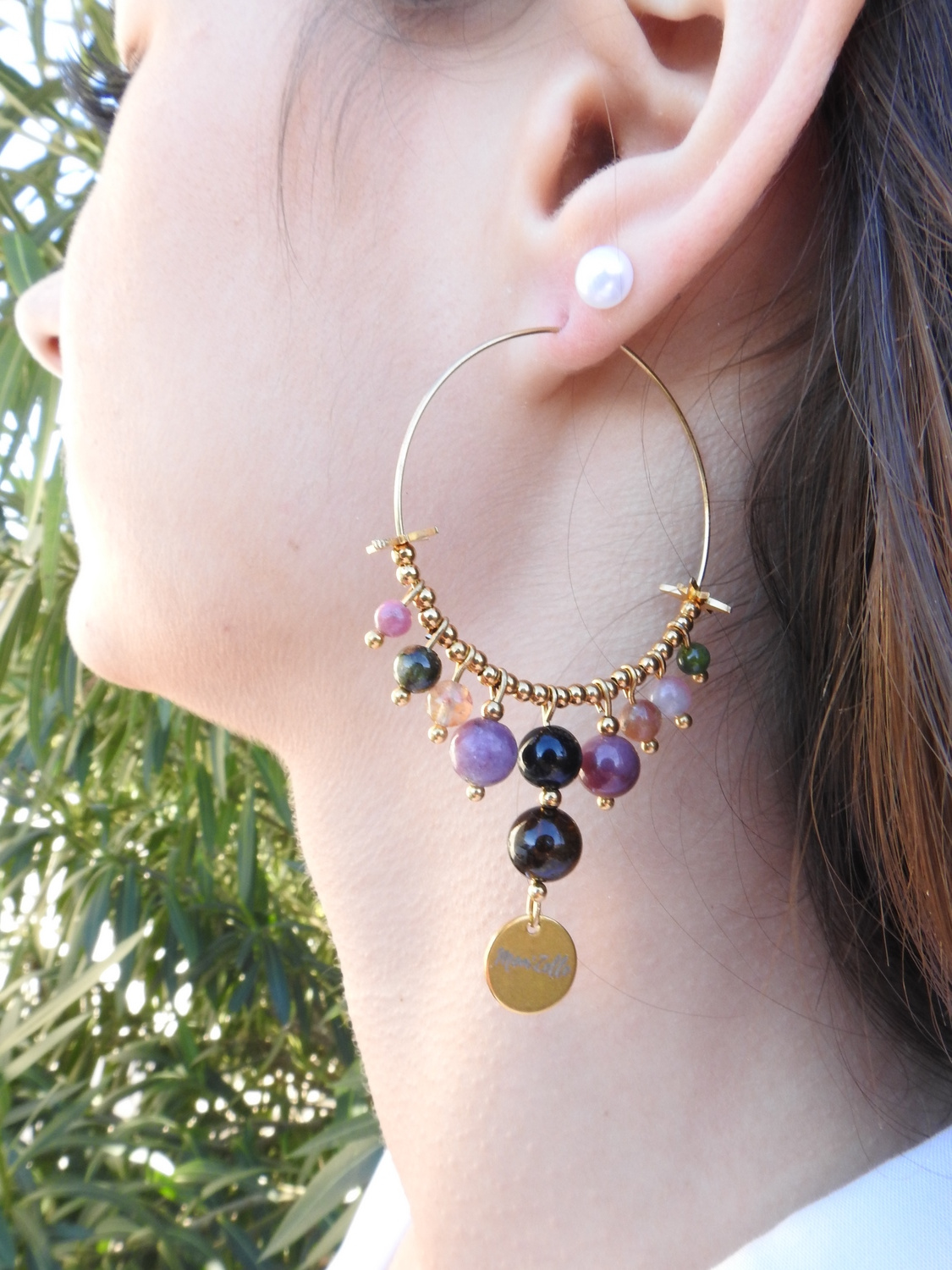 Boucles d’oreilles stylées ARCO IRIS by MomZelle ornées de pierres fines et perles dorées « rose des vents » MMC050