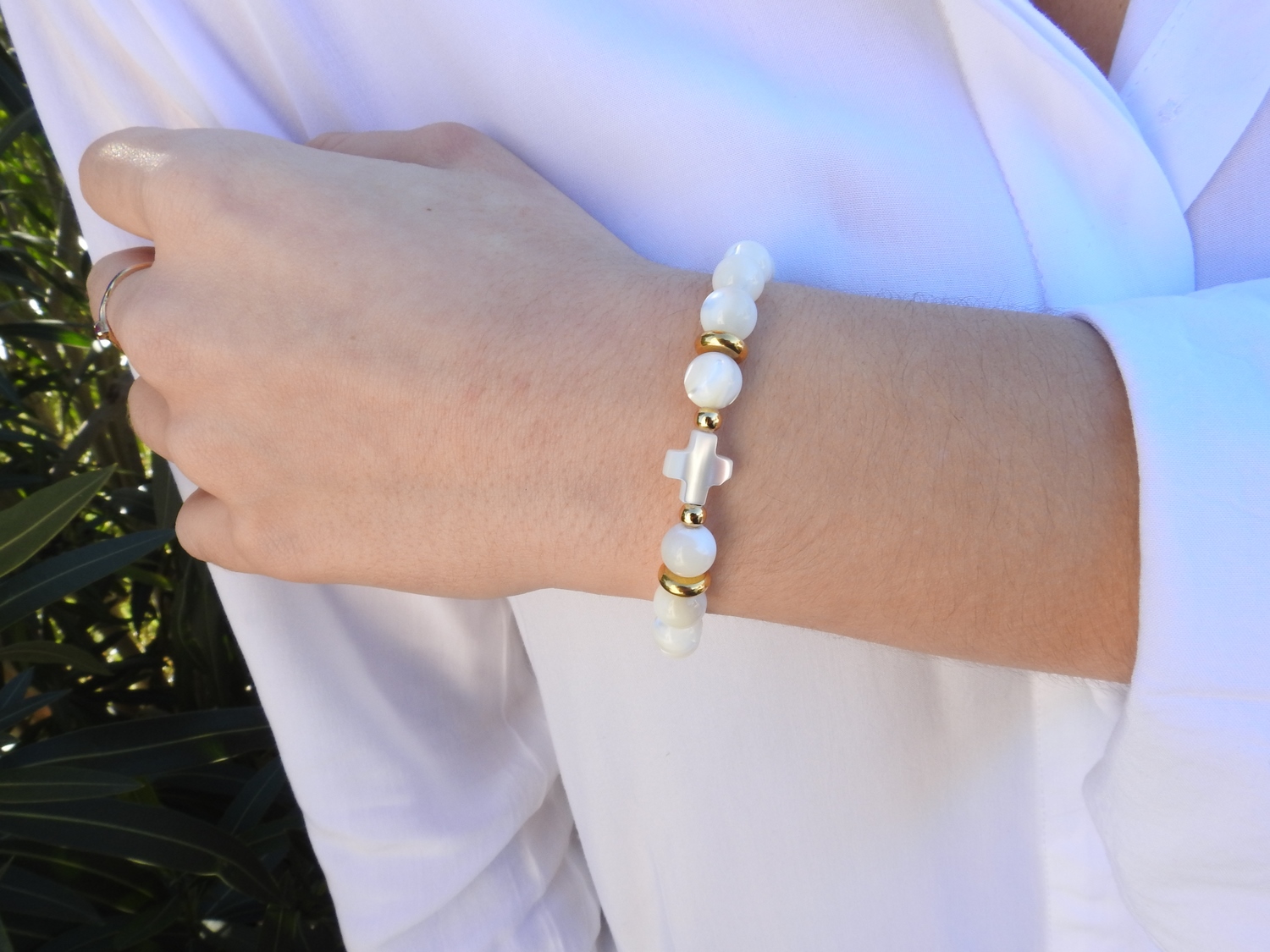 Bracelet « Apaisement » BLANCA by MomZelle orné de pierres fines et croix en nacre blanche MMC064