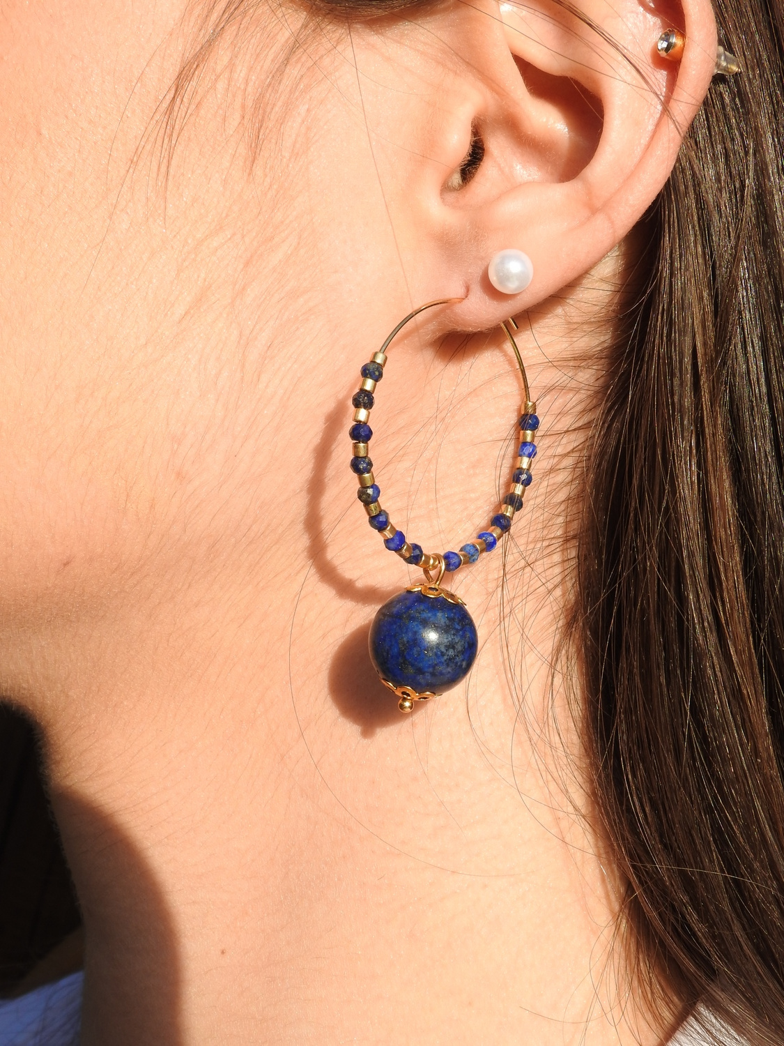 Créoles TECLA by MomZelle au style élégant avec pierres fines en lapis lazuli et perles dorées MMC079 )