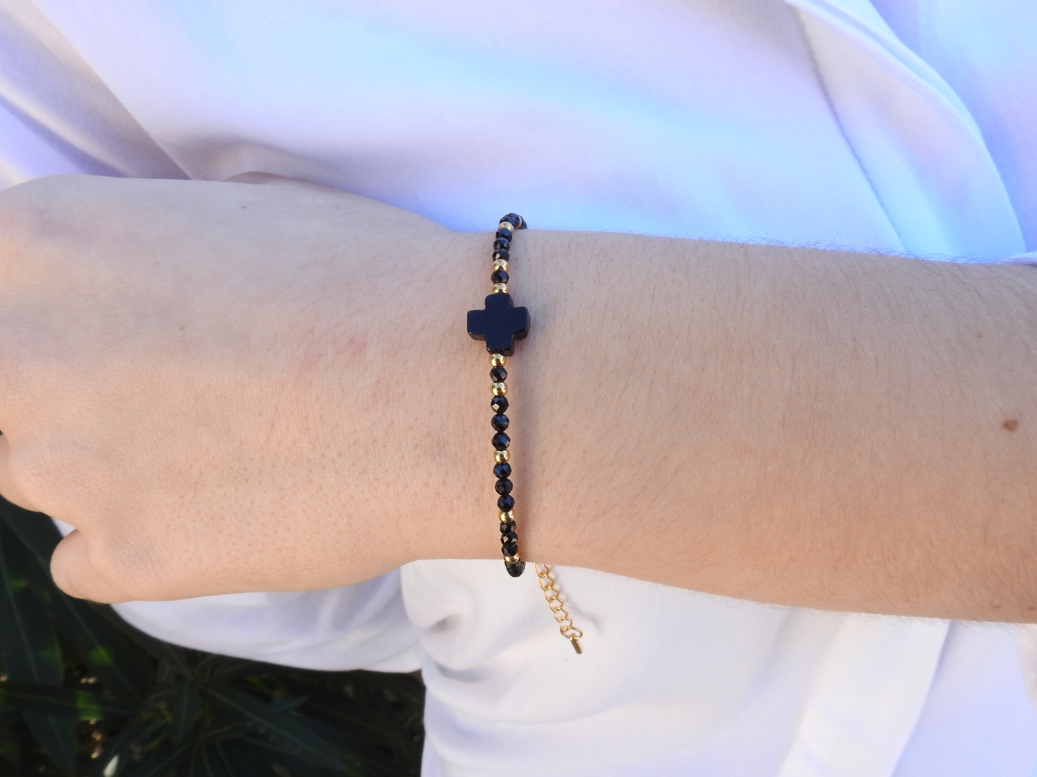 Bracelet SANDRA by MomZelle « Protection » orné de pierres fines avec croix en agate noire MMC106