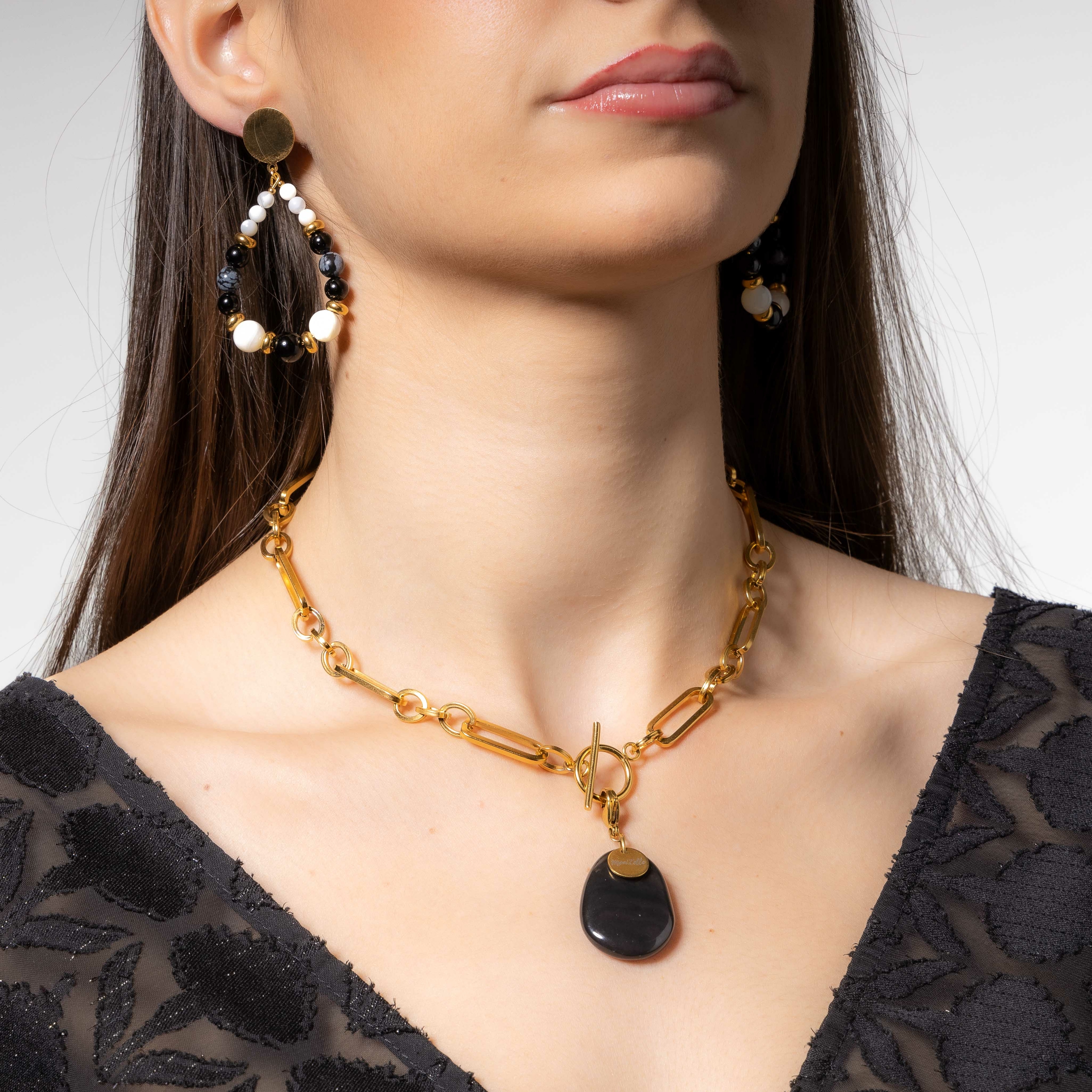 Collier tendance et original pour femme MONA avec sa pierre en agate noire MONA  MMC035_045 -