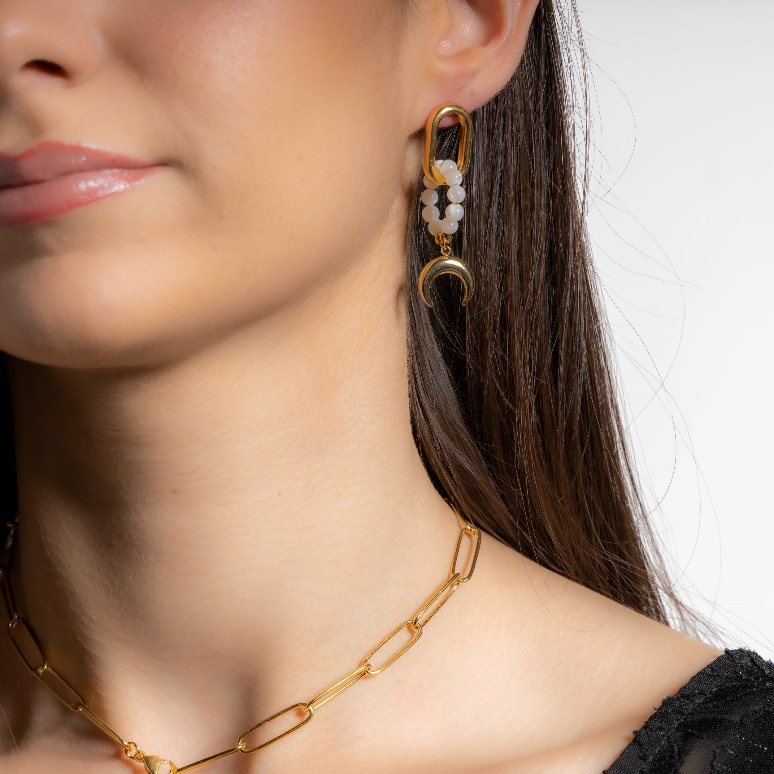 Boucles d’oreilles stylées dorées avec pierres fines et ornées d’un pendentif soleil et strass SOFIA by MomZelle MMC060