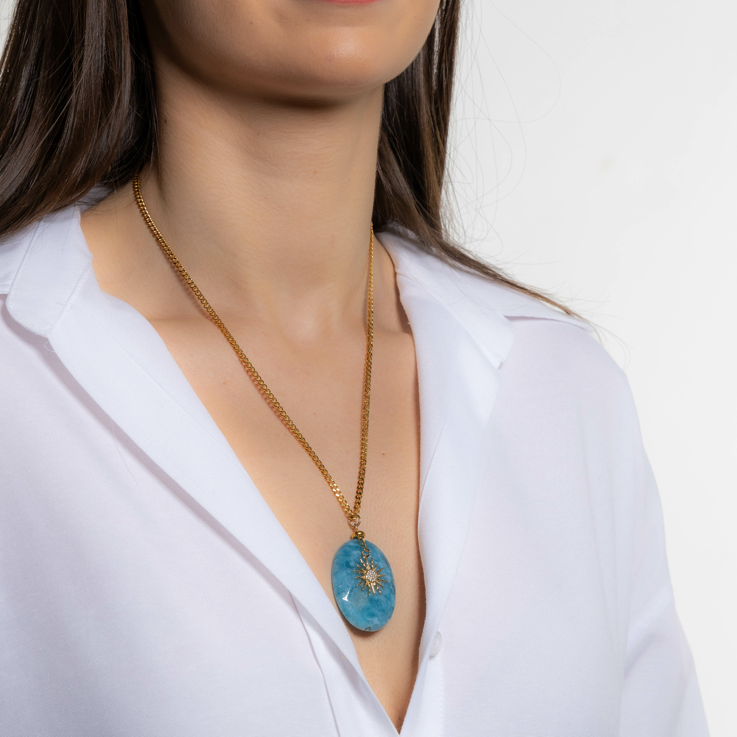 Collier lumineux ESTRELLA « Amour de soi » avec sa belle pierre en quartz éponge bleue et son pendentif soleil MMC039 ESTRELLA by MomZelle