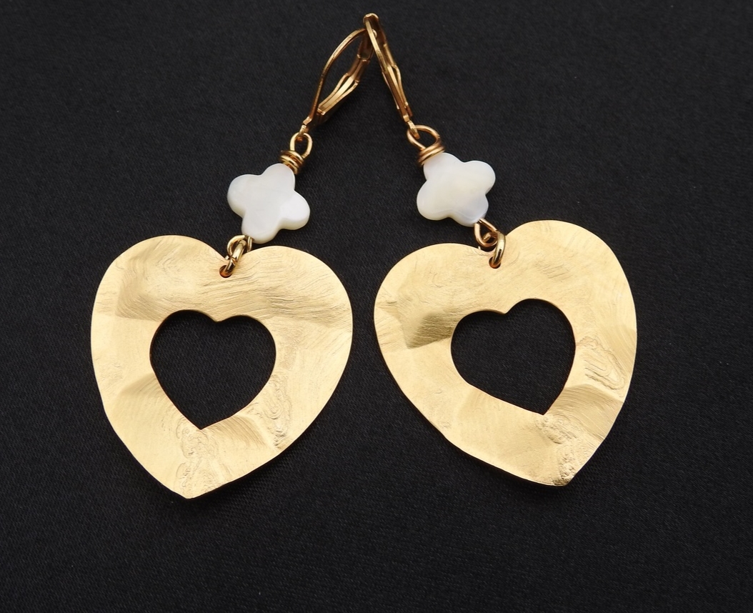 Boucles d’oreilles stylées « Tendresse Amoureuse » avec trèfle en nacre blanche. Boucles d'oreilles BONITA MomZelle MMC132 (2)