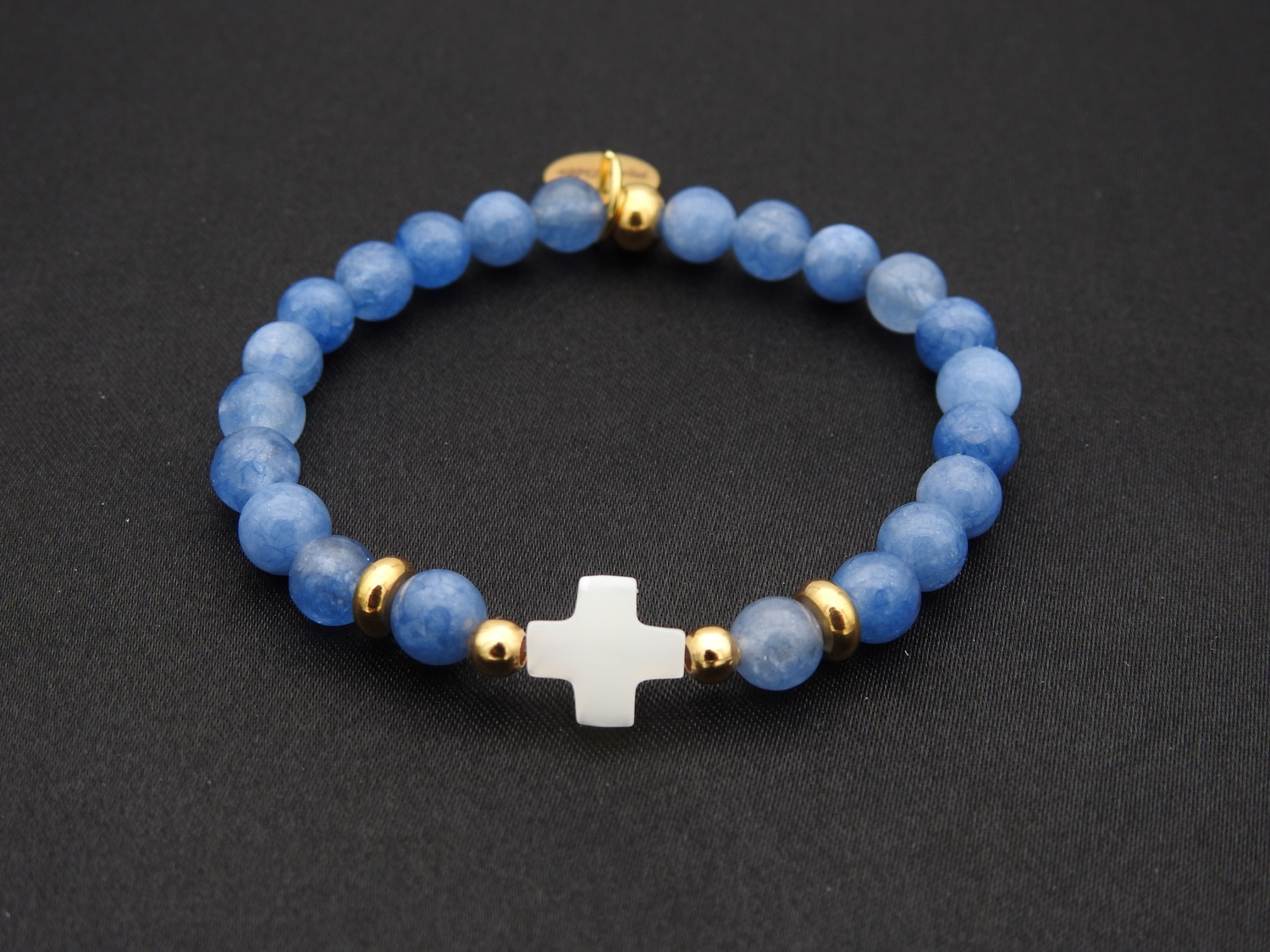 Bracelet spirituel et tendance en quartz bleu orné d’une croix et de perles dorées | Bracelet Azur | MomZelle | MMC62