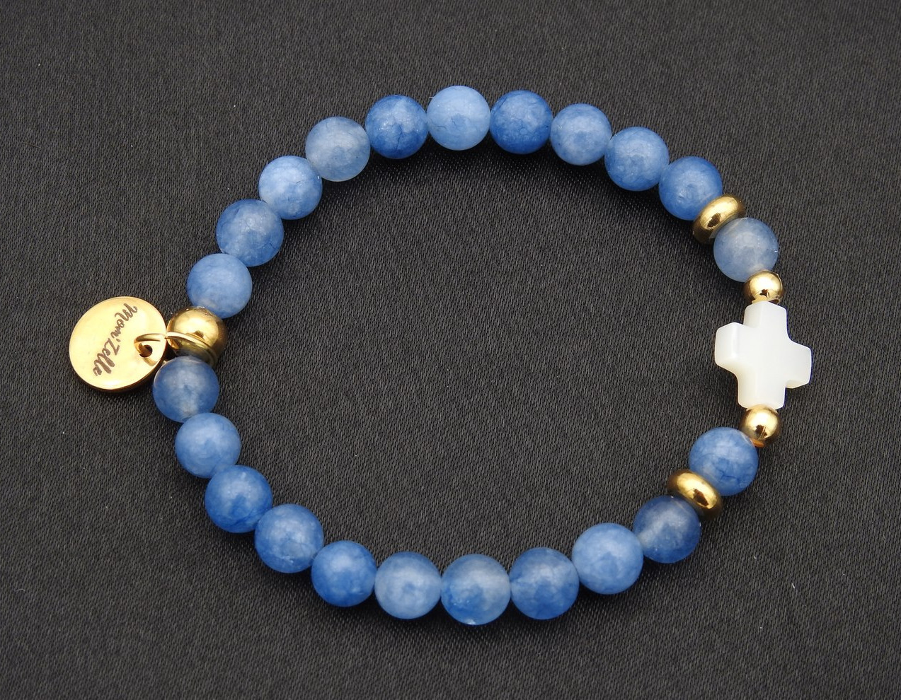 Bracelet spirituel et tendance en quartz bleu orné d’une croix et de perles dorées | Bracelet Azur | MomZelle | MMC62