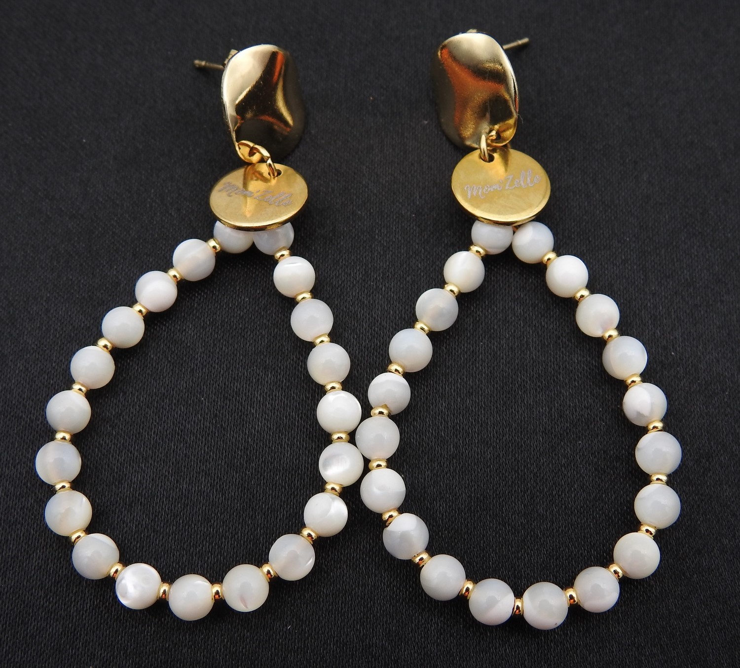 Boucles doreilles ornées de pierres fines Nacre blanche et perles dorées | Boucles doreilles AMIGA | MomZelle Bijoux | MMC143