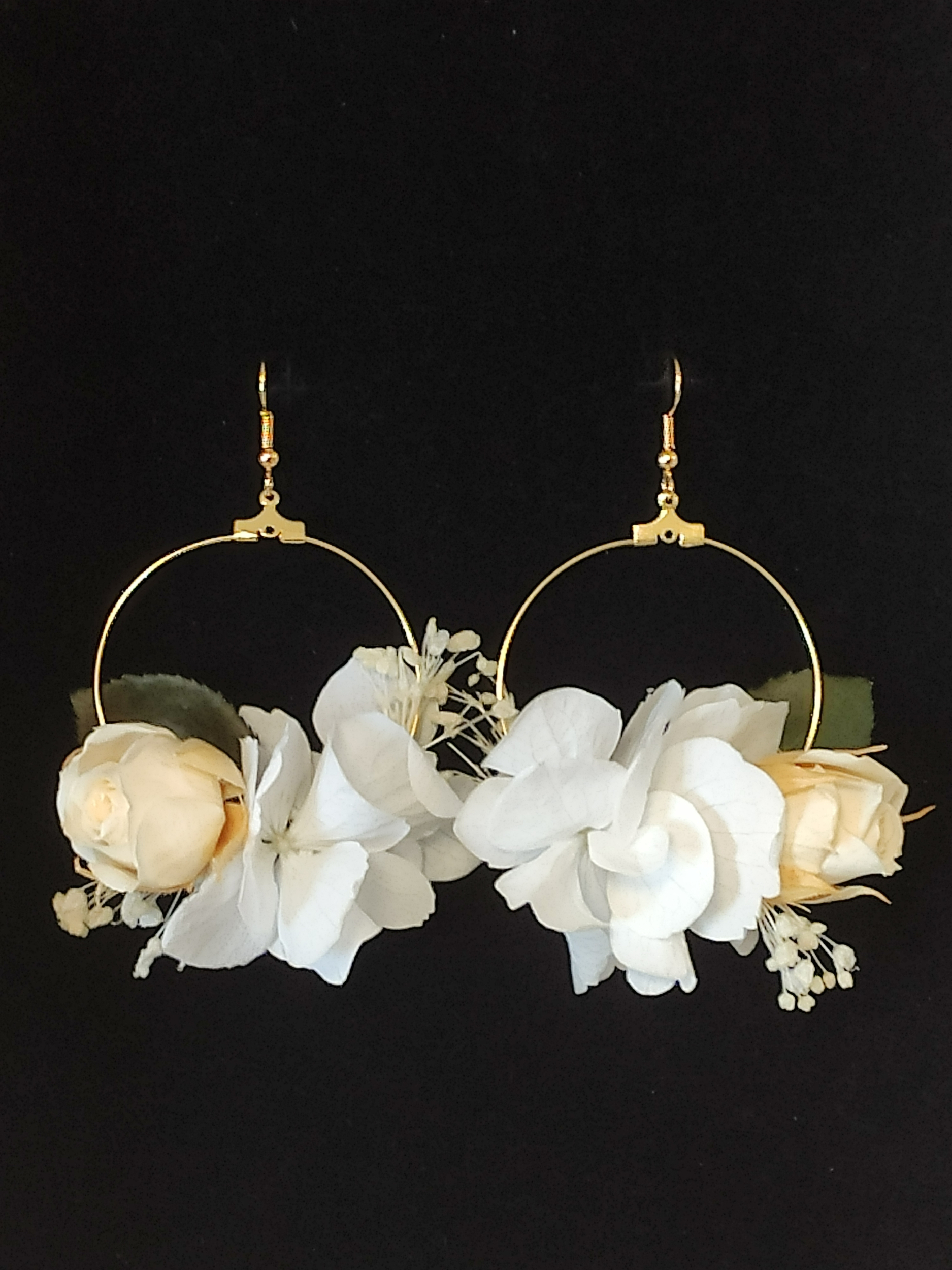 Boucles doreilles fleuries ornees de roses stabilisées blanches, boucles d’oreilles fleuries de mariage | Boucles doreilles en fleurs stabilisées Primavera | MomZelle Bijoux | MMC223