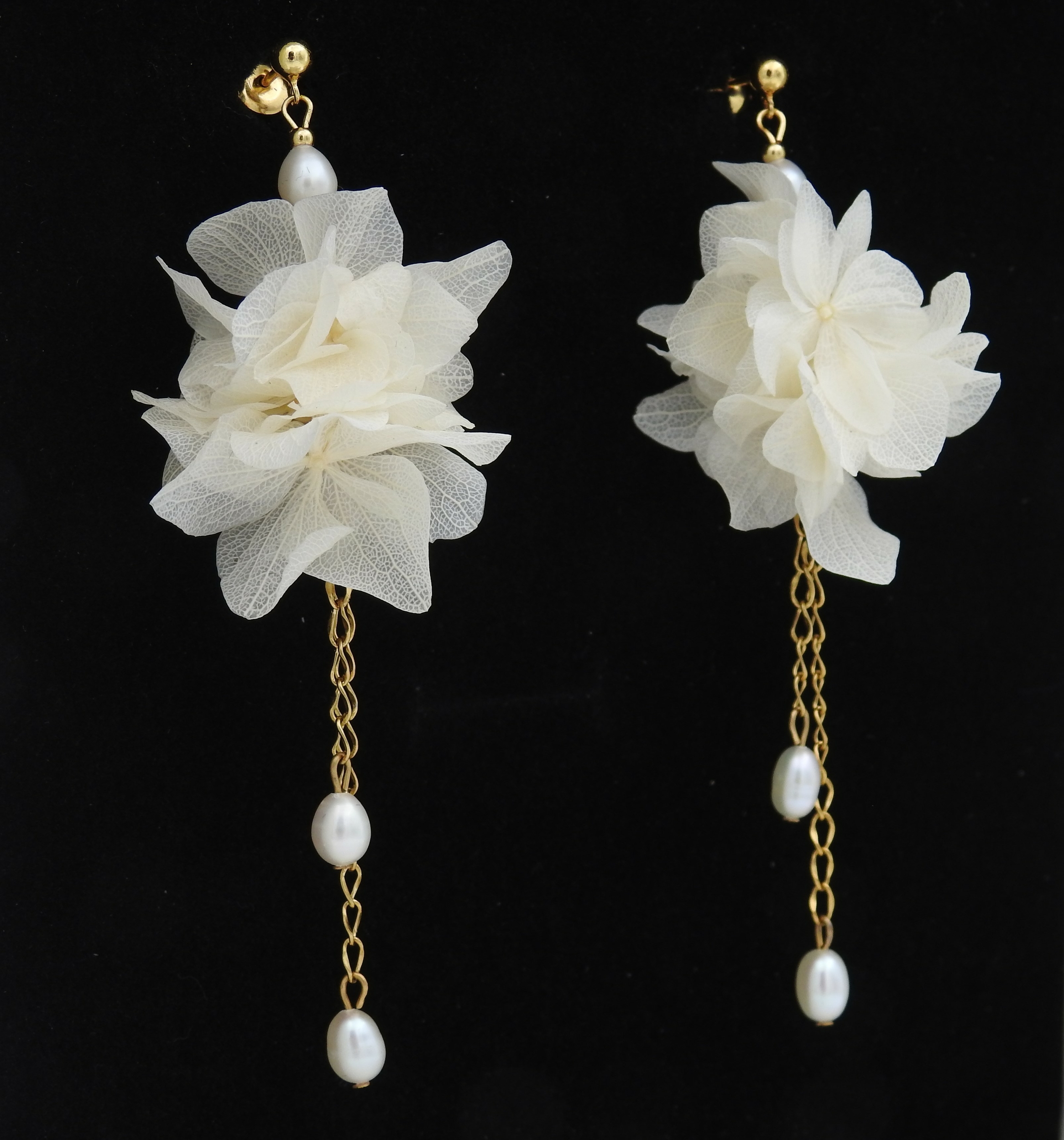 Boucles doreilles en fleurs stabilisées ivoire et perles deau douce FILOMENA| Boucles d’oreilles Filomena | MomZelle Bijoux | MMC240