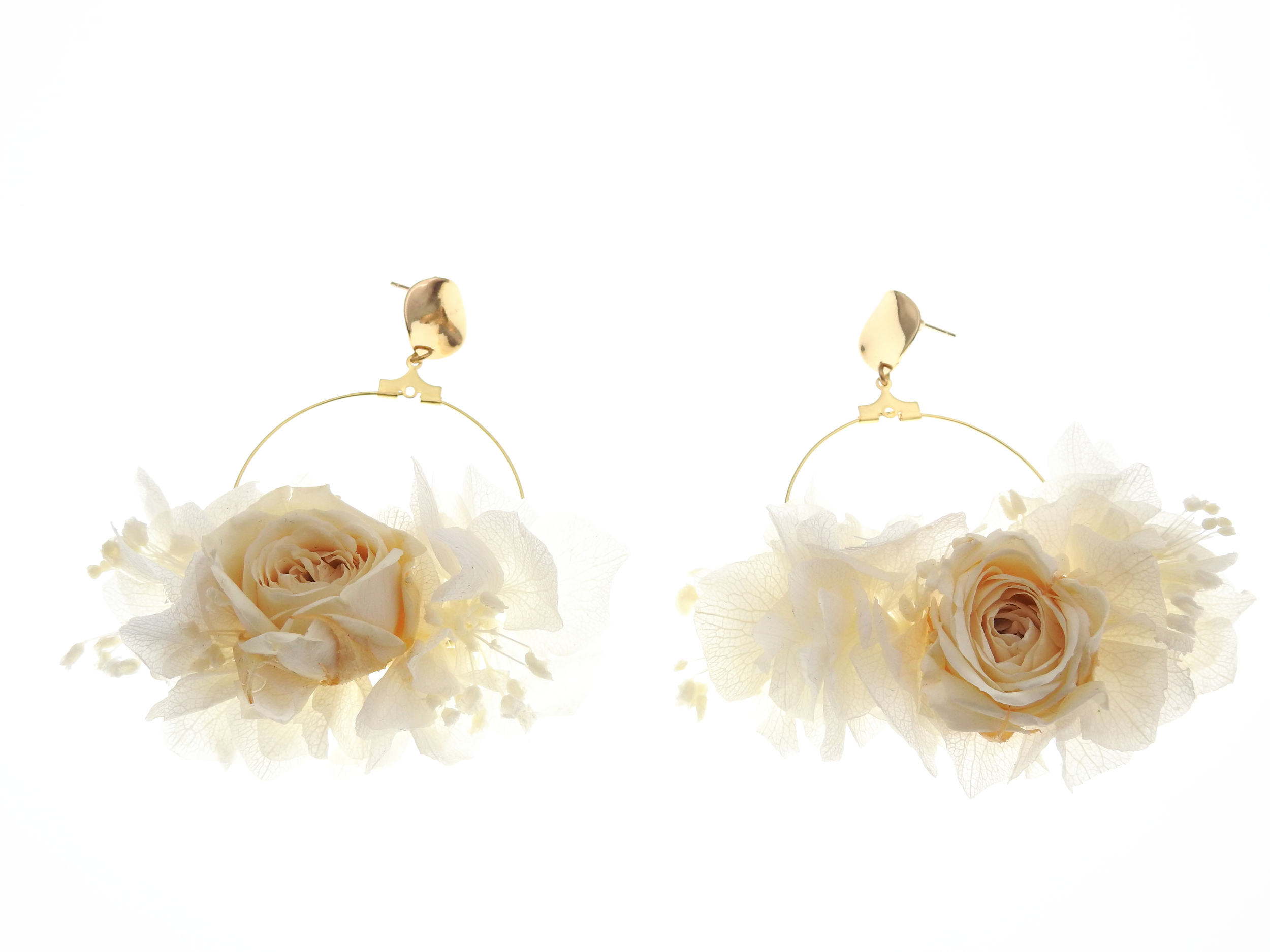 Créoles dorées FIDELIA sont ornées de fleurs dhortensia stabilisées, de boutons de roses et gypsophile ivoires stabilisés| Boucles d’oreilles FIDELIA | MomZelle Bijoux | MMC241