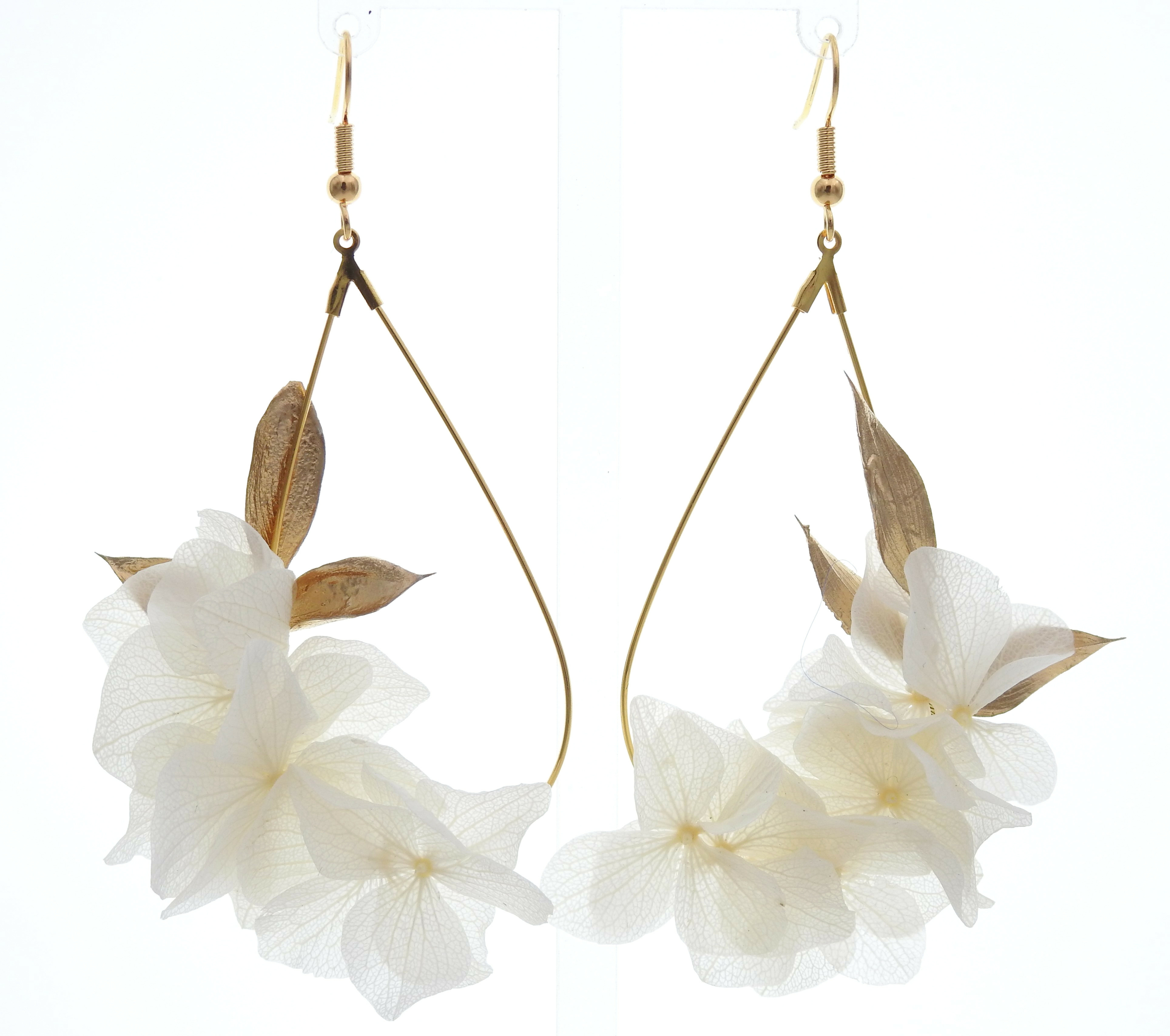 Boucles doreilles ornées de ravissantes fleurs dhortensia stabilisées ivoires et feuilles de ruscus dorées |Boucles d’oreilles FIDELIA| MomZelle Bijoux | MMC243