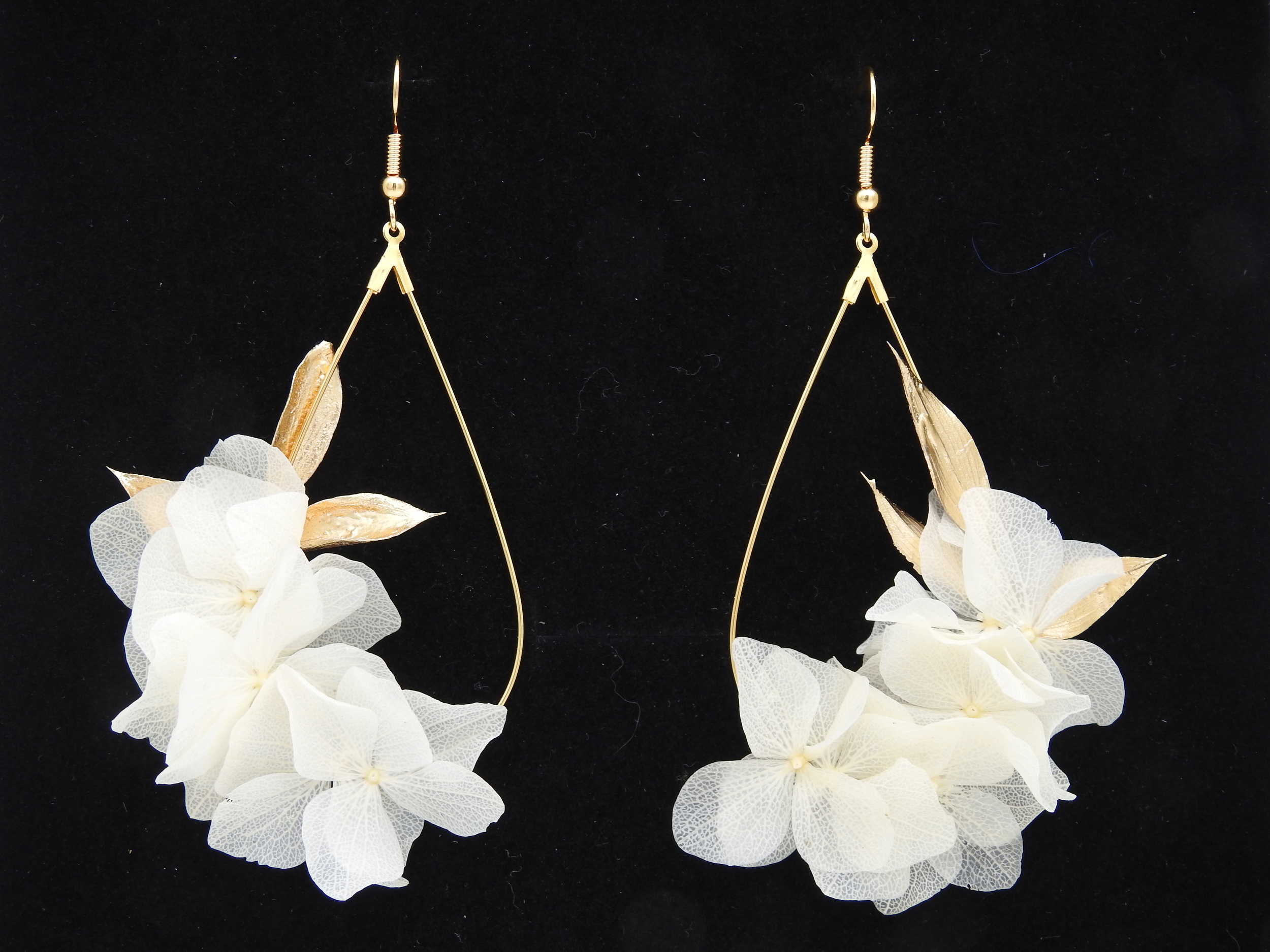 Boucles doreilles ornées de ravissantes fleurs dhortensia stabilisées ivoires et feuilles de ruscus dorées |Boucles d’oreilles FIDELIA| MomZelle Bijoux | MMC243