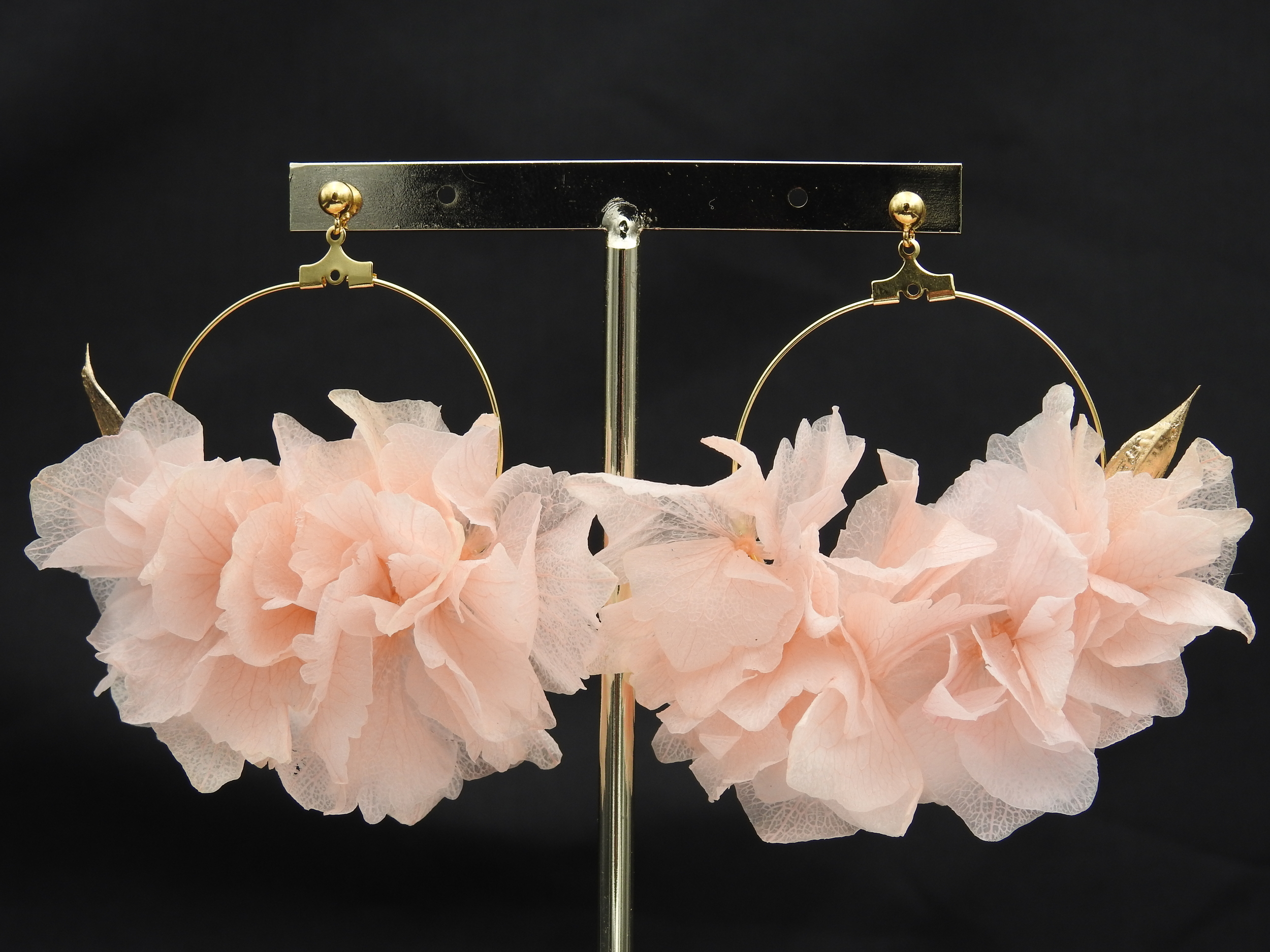 Boucles doreilles MARGARITA en fleurs dhortensia stabilisées rose poudré |Boucles d’oreilles MARGARITA| MomZelle Bijoux | MMC245