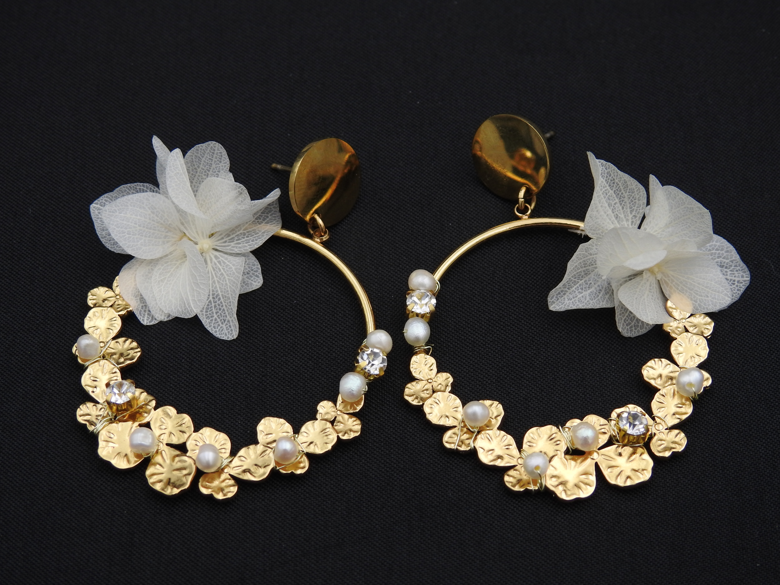 Boucles doreilles en fleurs stabilisées perles deau douce et strass MELINDA| Boucles d oreilles MELINDA | MomZelle Bijoux | MMC233