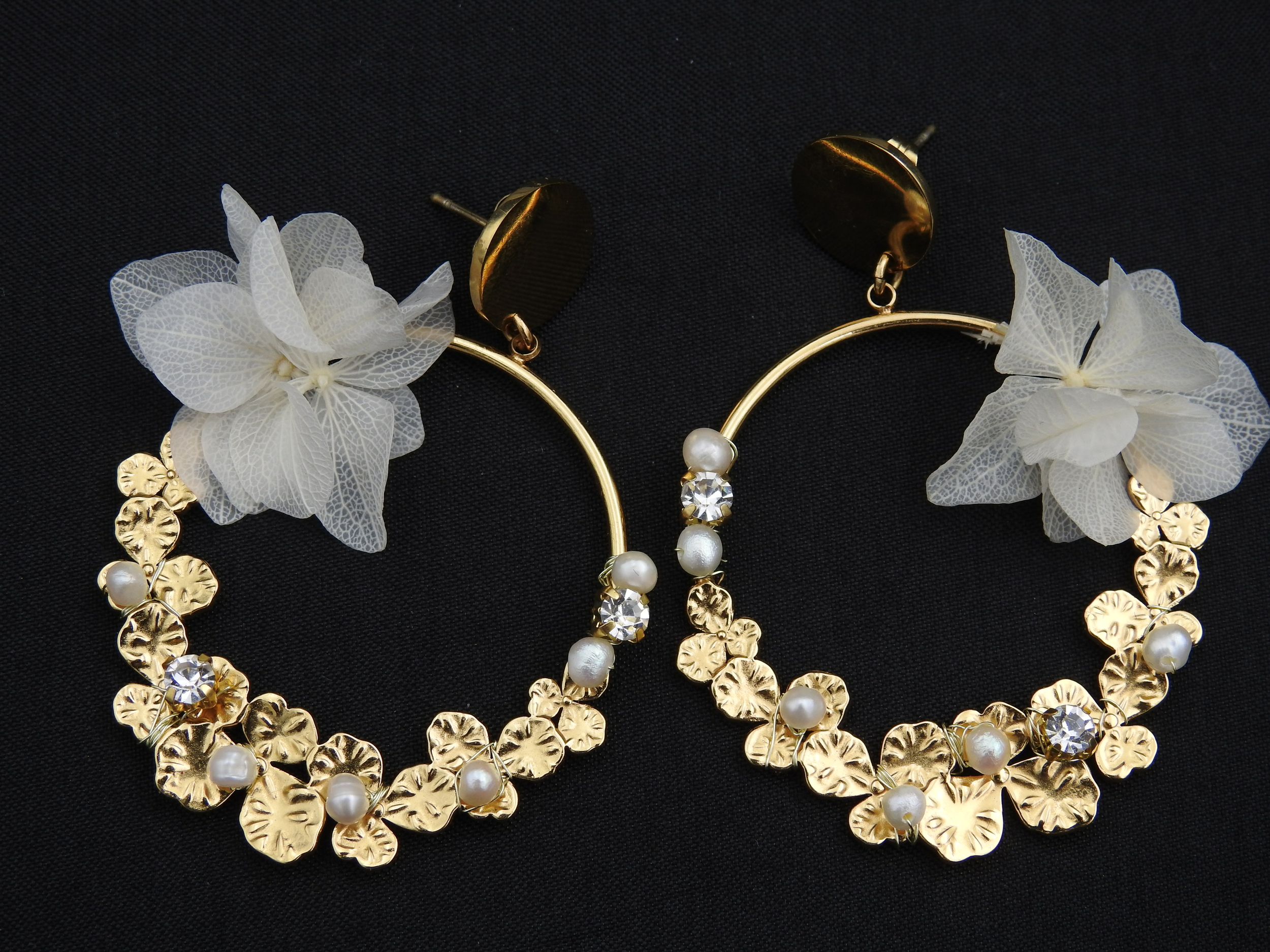 Boucles doreilles en fleurs stabilisées perles deau douce et strass MELINDA| Boucles d oreilles MELINDA | MomZelle Bijoux | MMC233