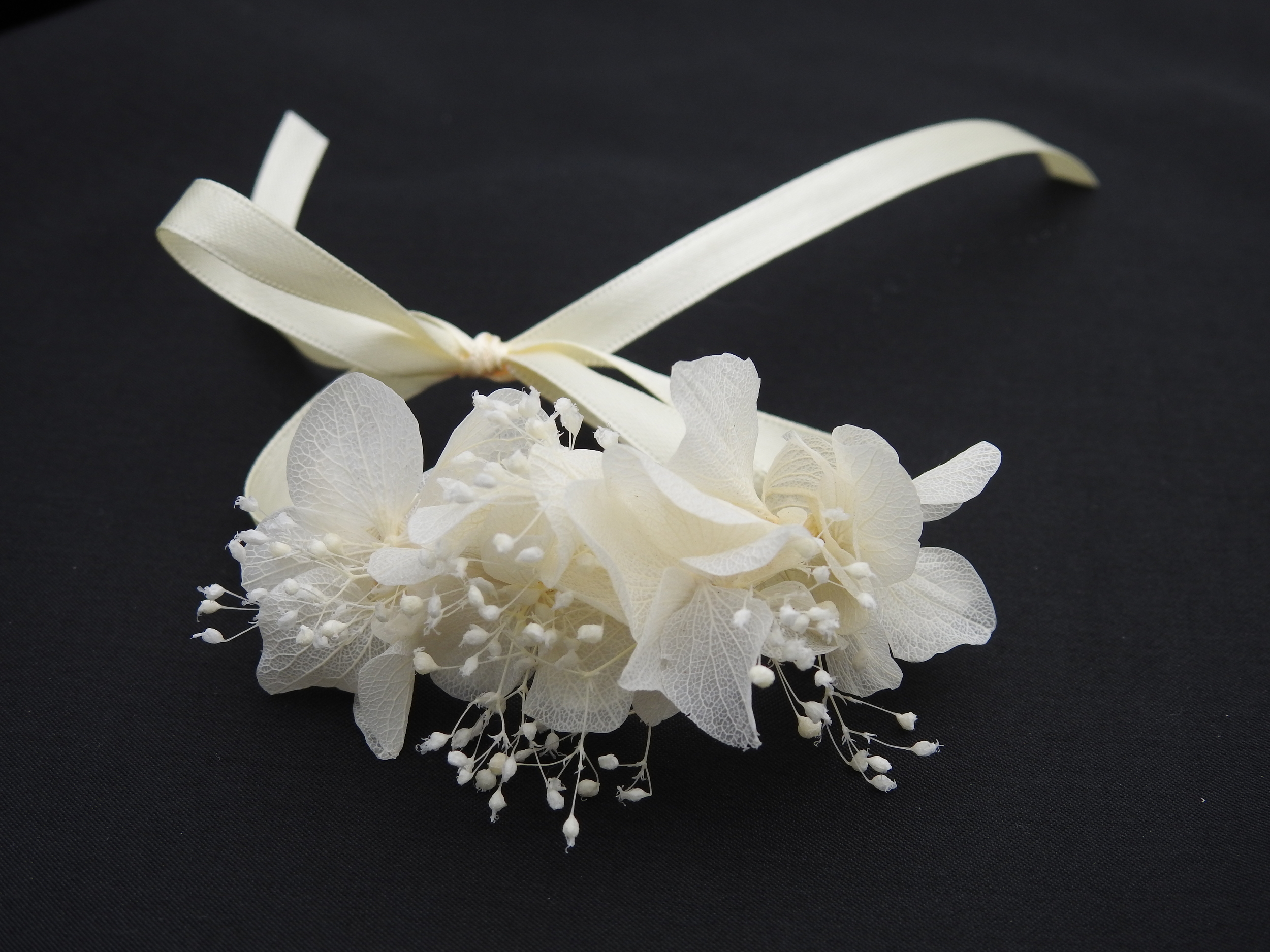 Bracelet fleuri orné de fleurs stabilisées ivoire ABRIL