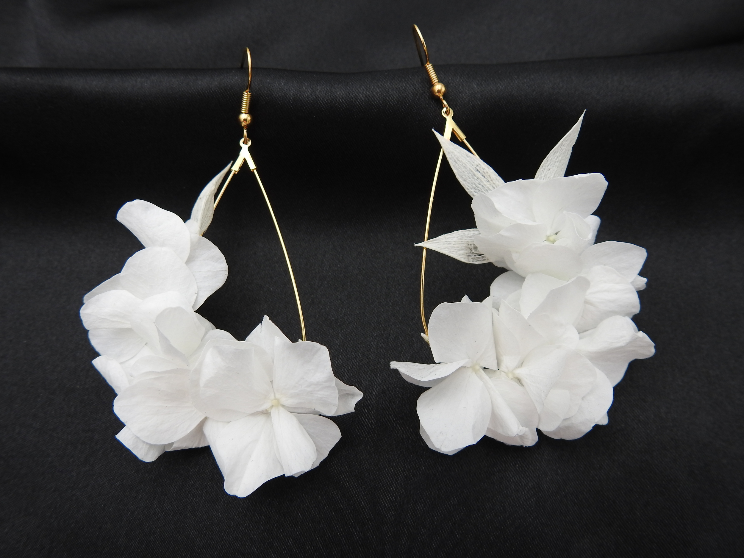 Boucles doreilles en fleurs stabilisées blanches et feuilles de ruscus |Boucles d’oreilles Boucles doreilles en fleurs stabilisées ADELMA| MomZelle Bijoux | MMC242