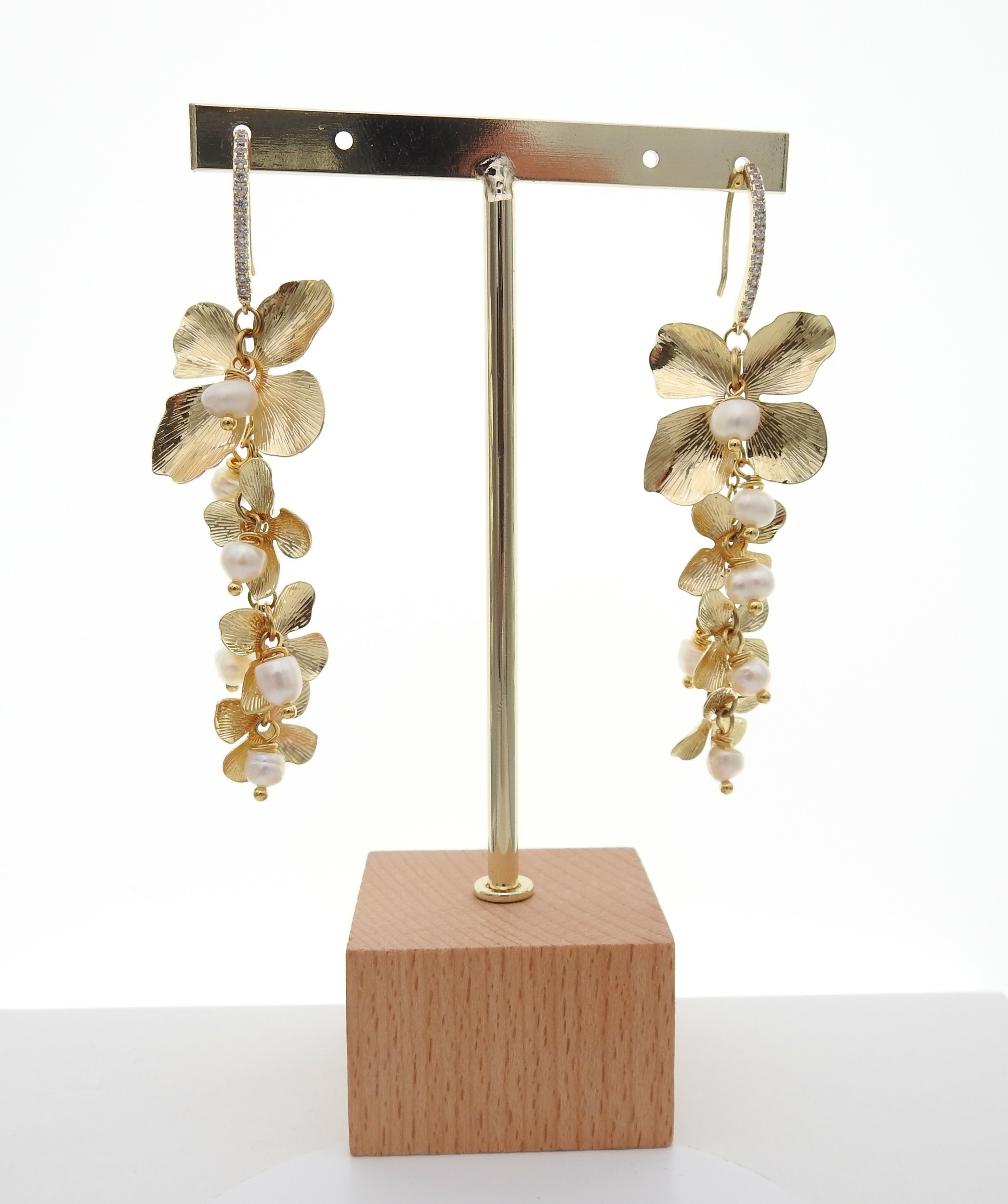 Boucles d'oreilles pendantes dorées ornées de perles d'eau douce | boucles d'oreilles dorées ANNA | MomZelle BIjoux MMC258