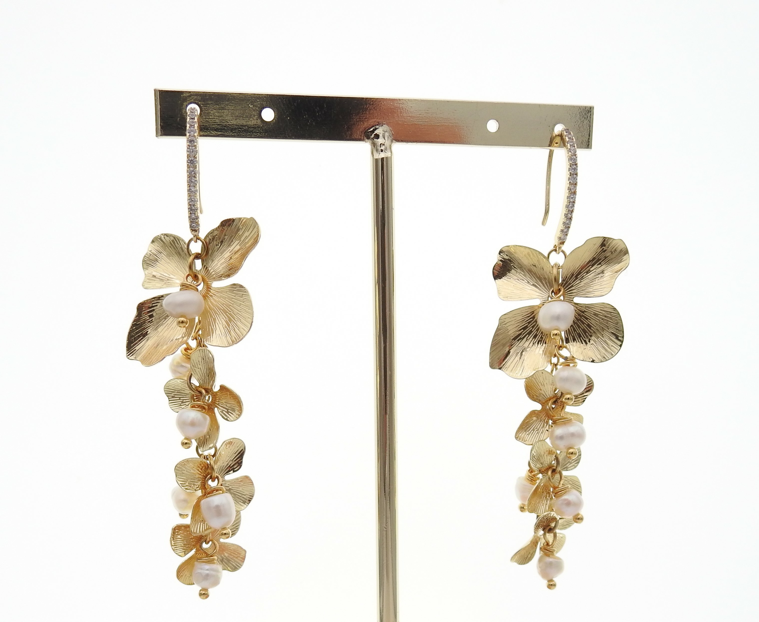 Boucles doreilles pendantes dorées ornées de perles deau douce | boucles doreilles dorées ANNA | MomZelle BIjoux MMC258