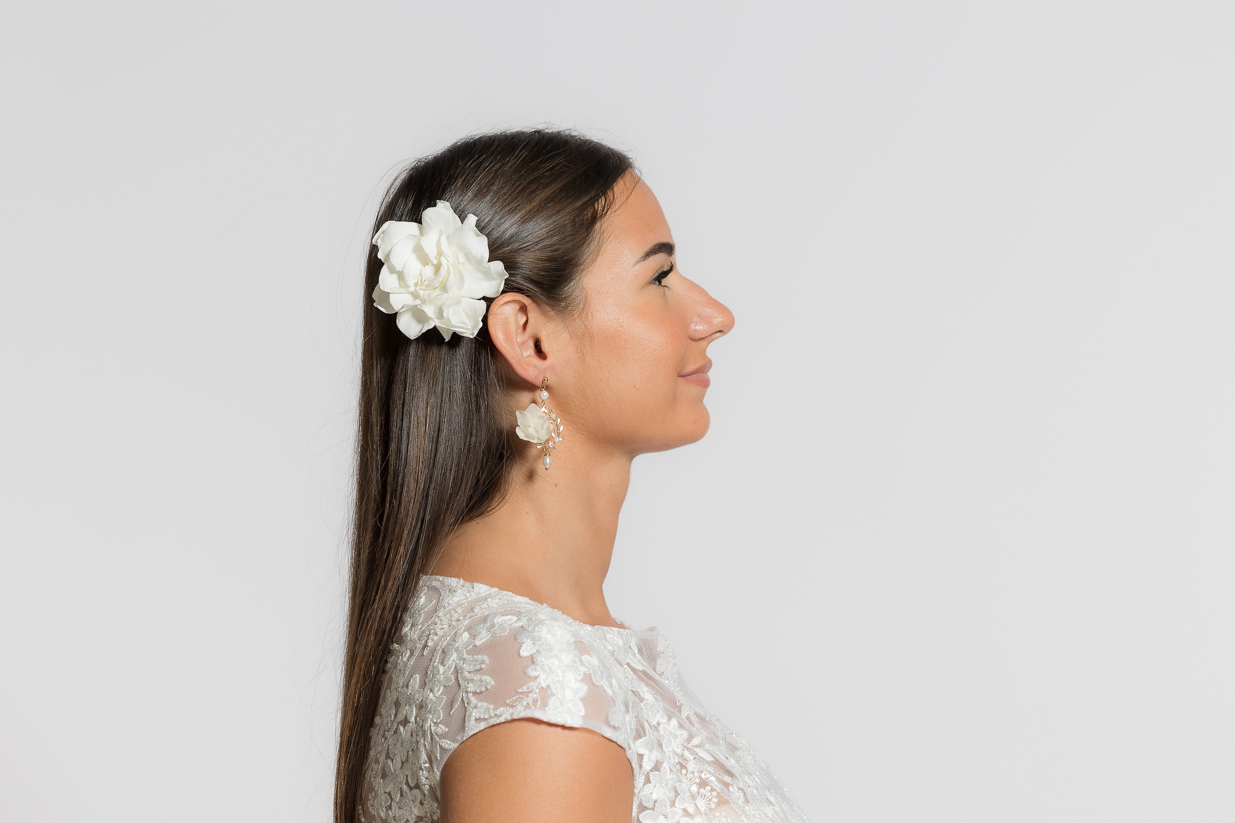 Barrette de mariage fleurie ornée d'une fleur de gardénia blanche | Barrette de mariage fleurie IZIA | MomZelle Bijoux MMC287