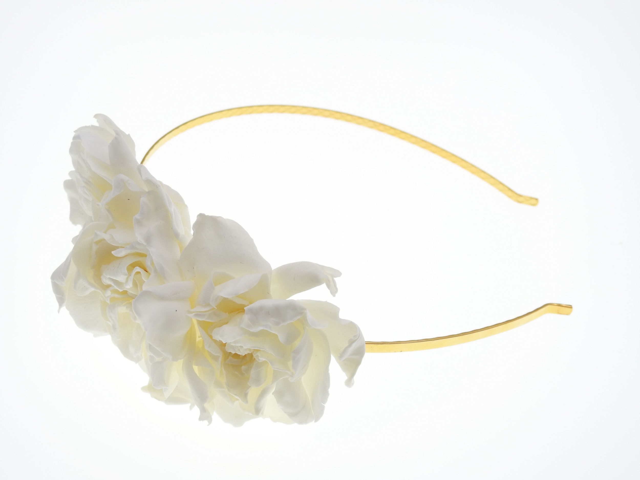 Serre-tête de mariage orné de gardénias blancs NIVIA | serre-tête fleuri NIVIA | MomZelle Bijoux MMC308