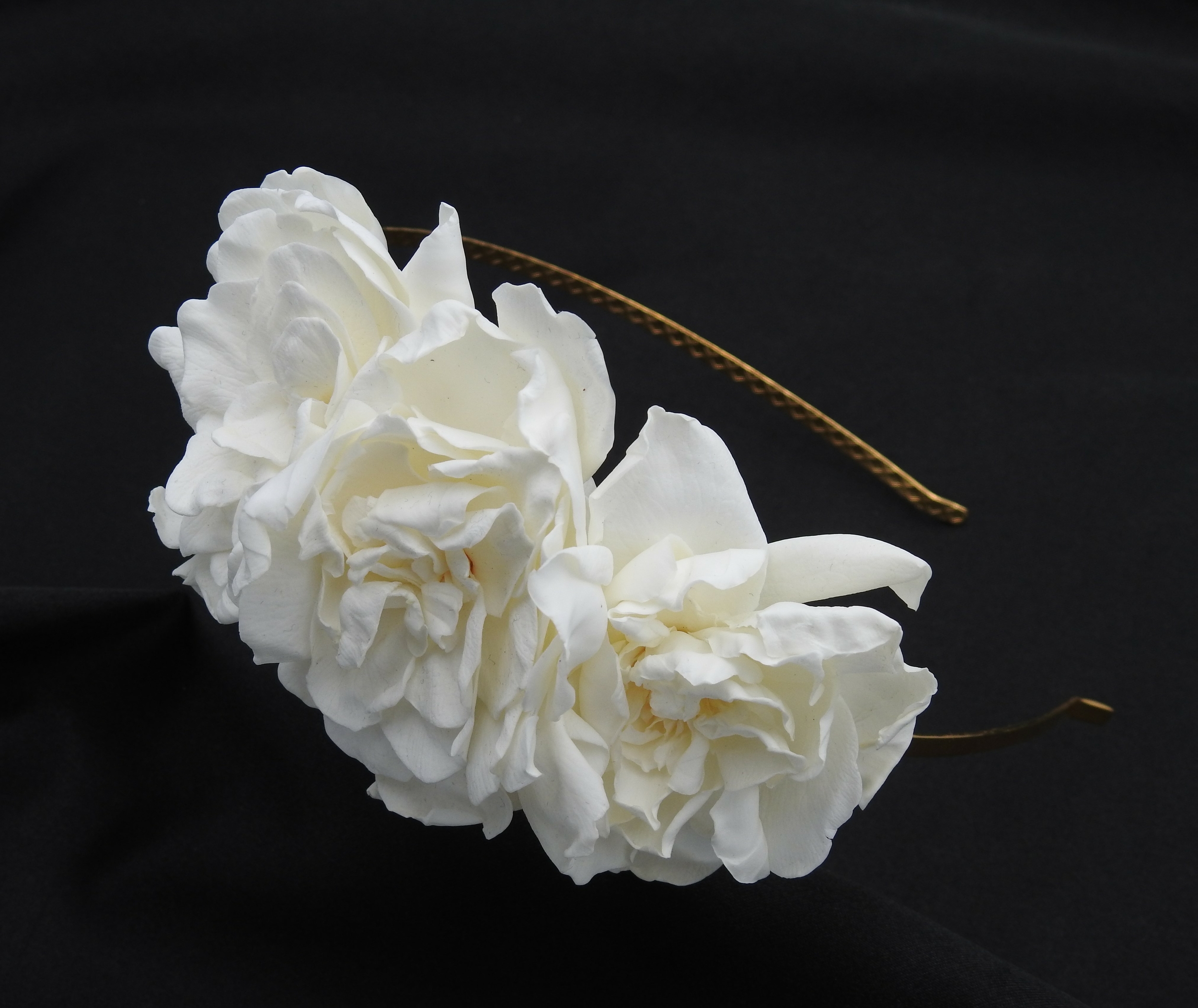 Serre-tête de mariage orné de gardénias blancs NIVIA | serre-tête fleuri NIVIA | MomZelle Bijoux MMC308