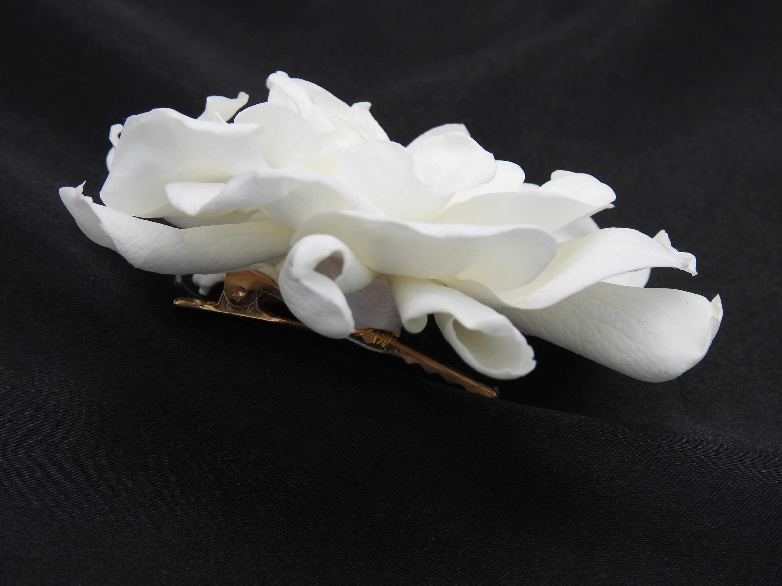 Barrette de mariage fleurie ornée dune fleur de gardénia blanche | Barrette de mariage fleurie IZIA | MomZelle Bijoux MMC287