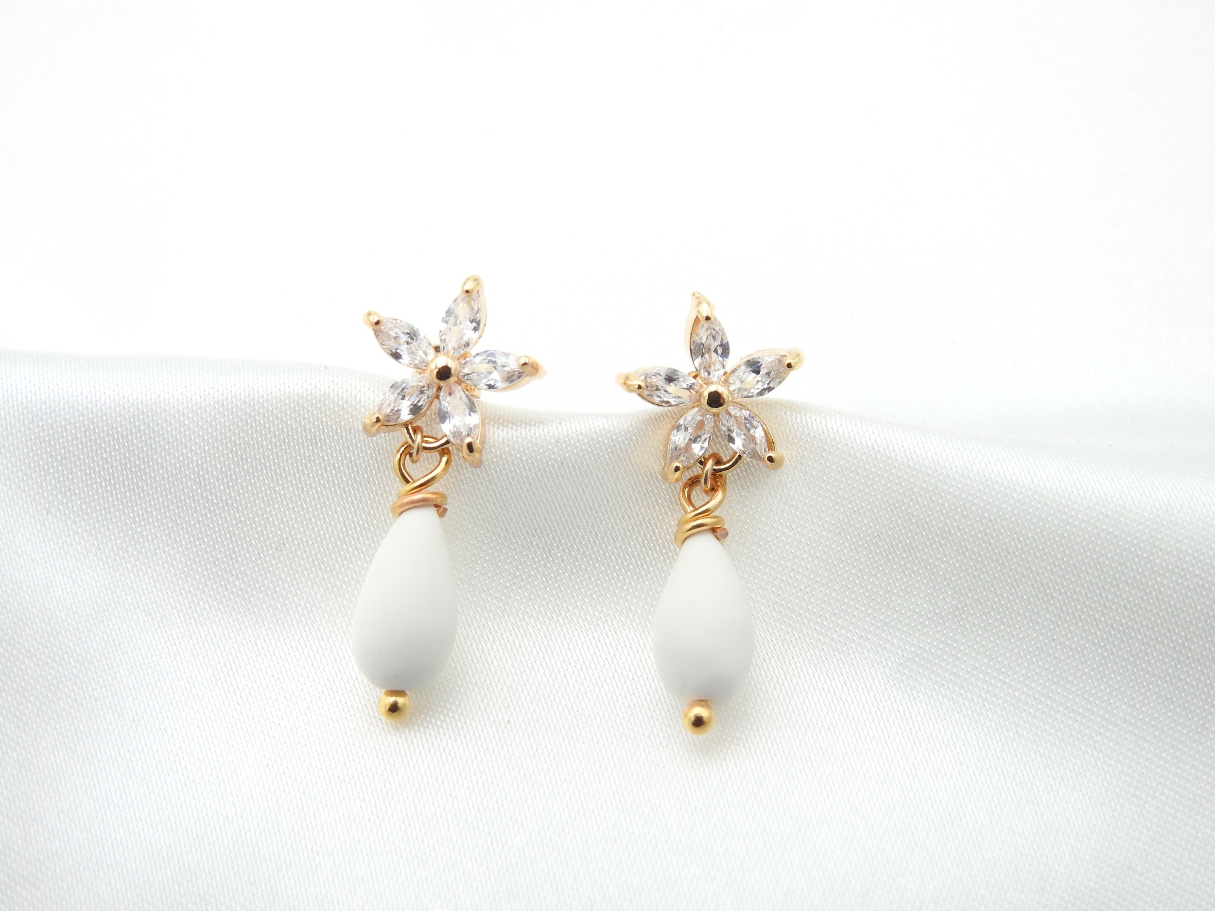 Boucles doreilles élégantes et raffinées en porcelaine | Boucles doreilles élégantes et raffinées en porcelaine LYS| MomZelle Bijoux MMC323