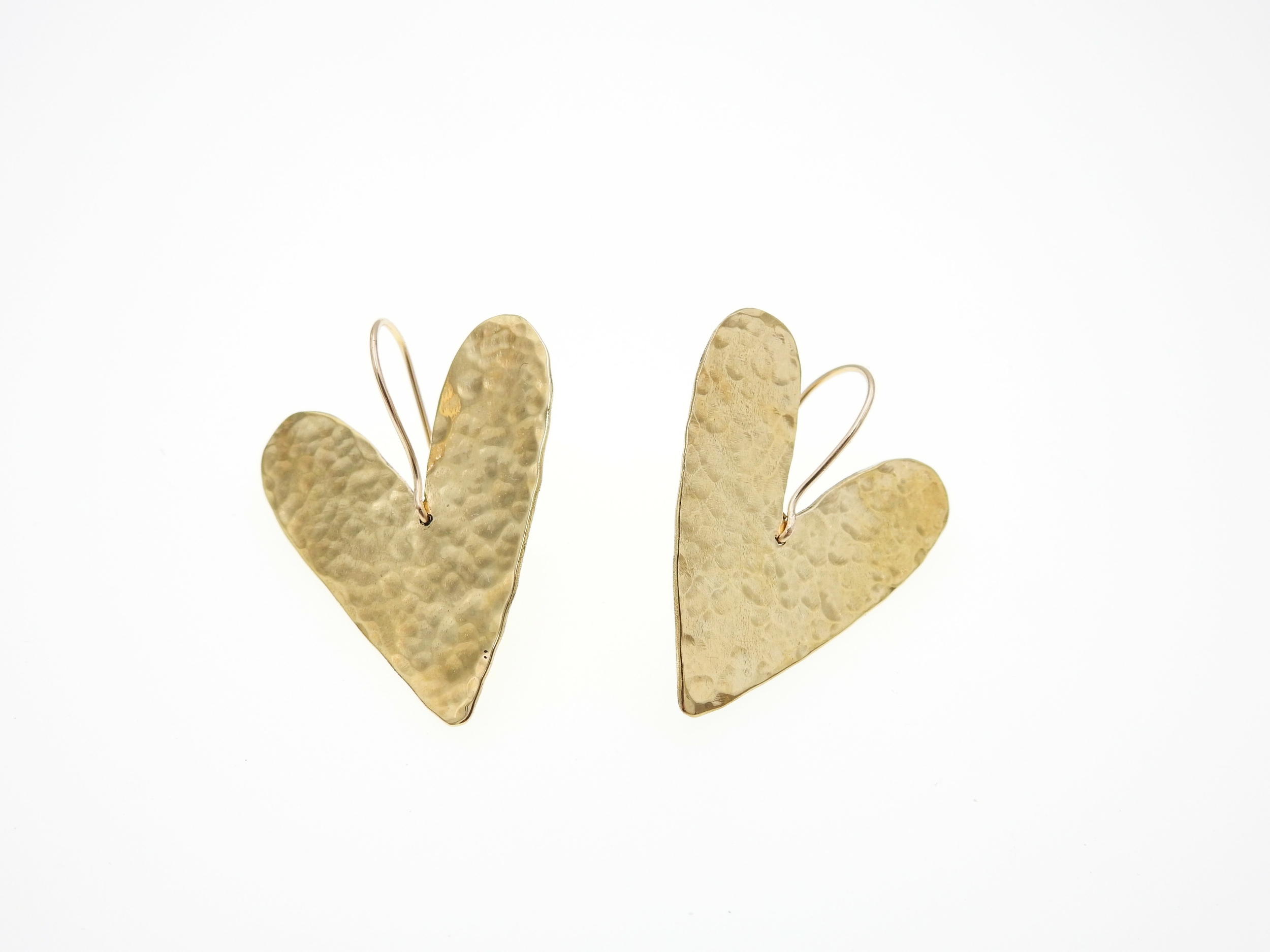 Boucles doreillles en forme de coeur martelé | Boucles doreillles en forme de coeur martelé LEONTINE| MomZelle Bijoux MMC327