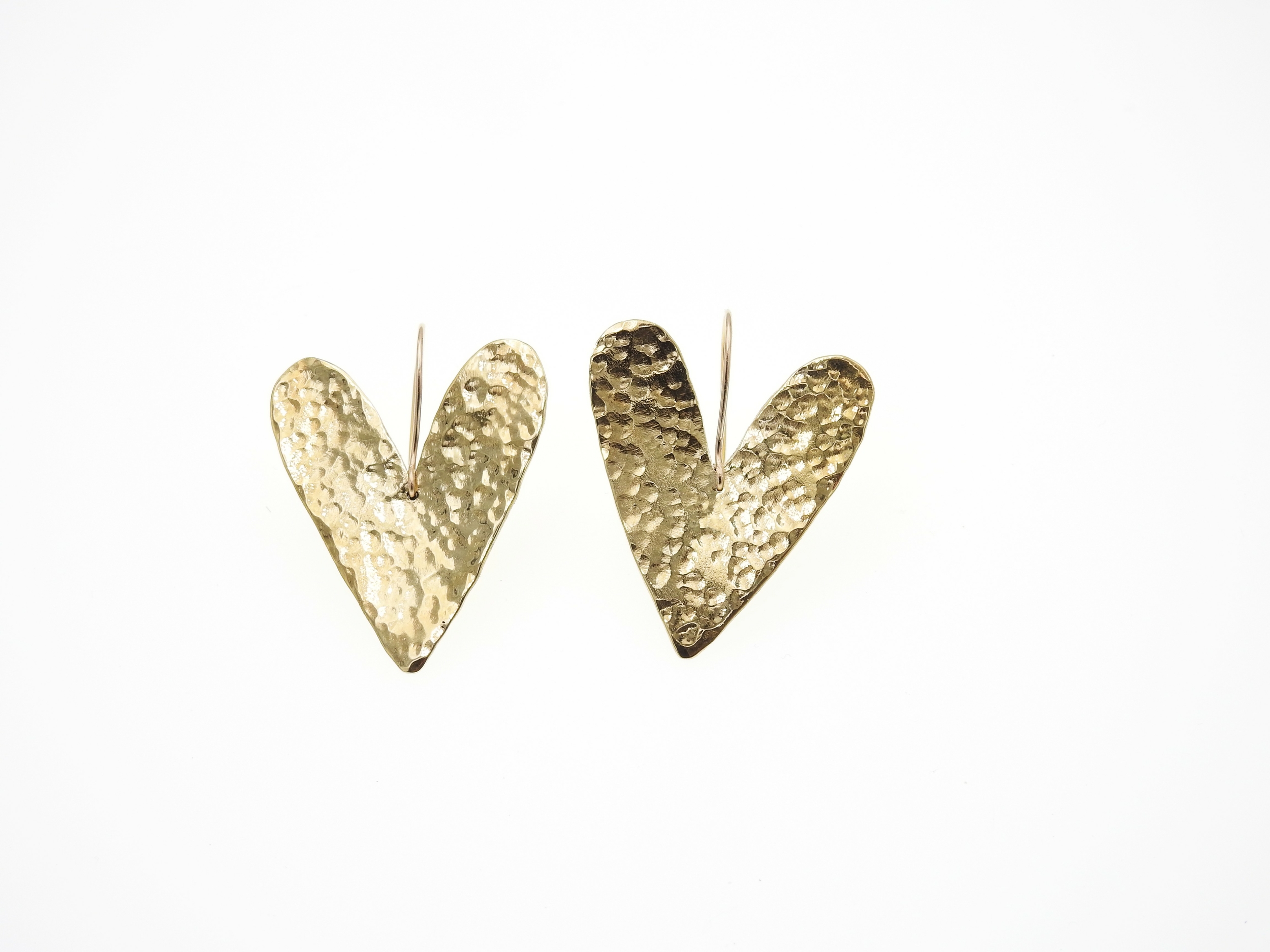 Boucles doreillles en forme de coeur martelé | Boucles doreillles en forme de coeur martelé LEONTINE| MomZelle Bijoux MMC327