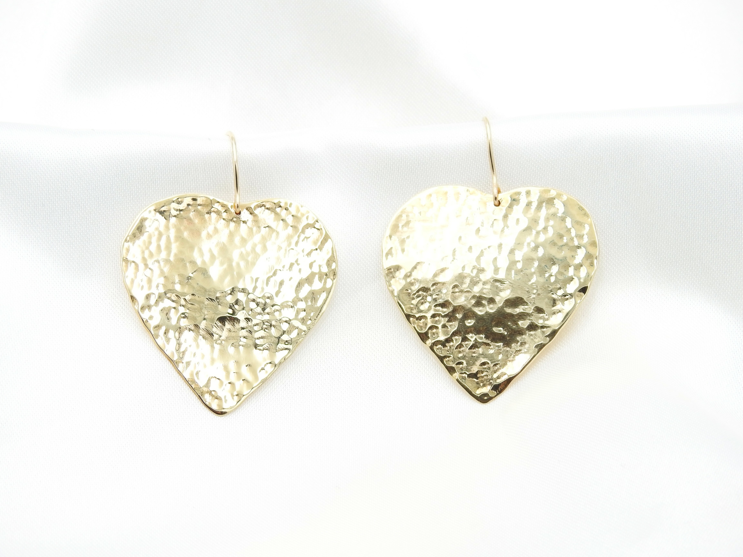 Boucles doreillles en forme de coeur martelé | Boucles doreillles en forme de coeur martelé CELESTE| MomZelle Bijoux MMC329