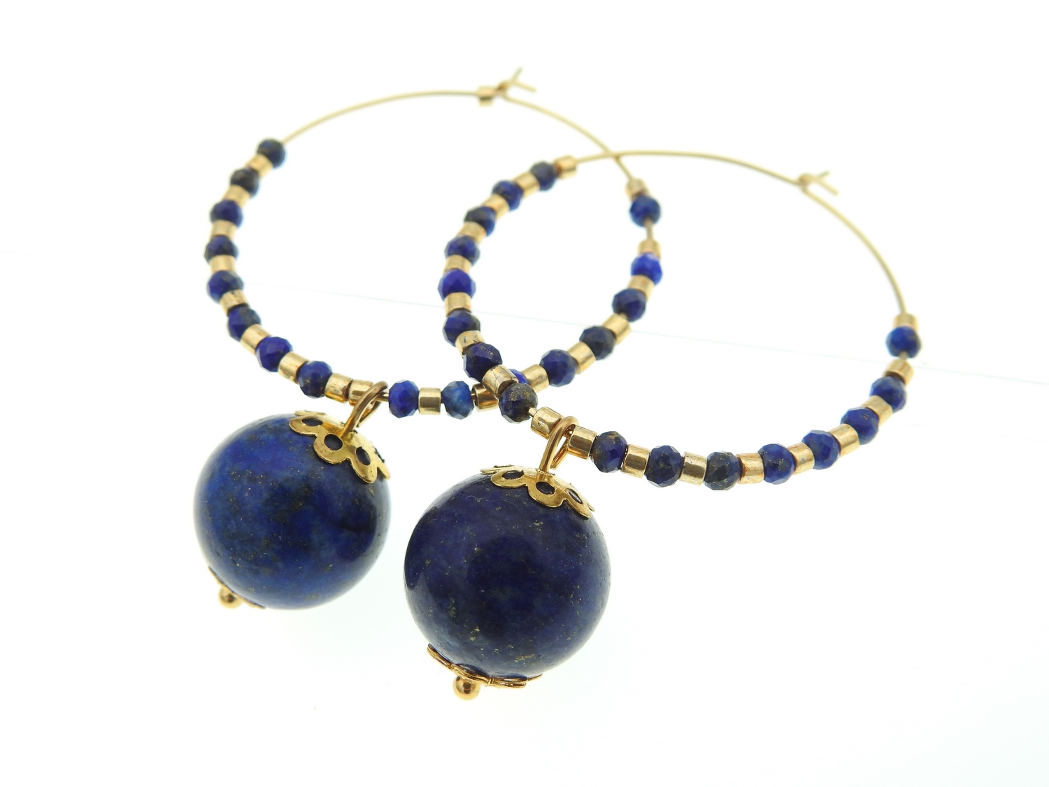 Créoles dorées TECLA ornées de pierres fines en lapis lazuli by Mom’Zelle MMC79