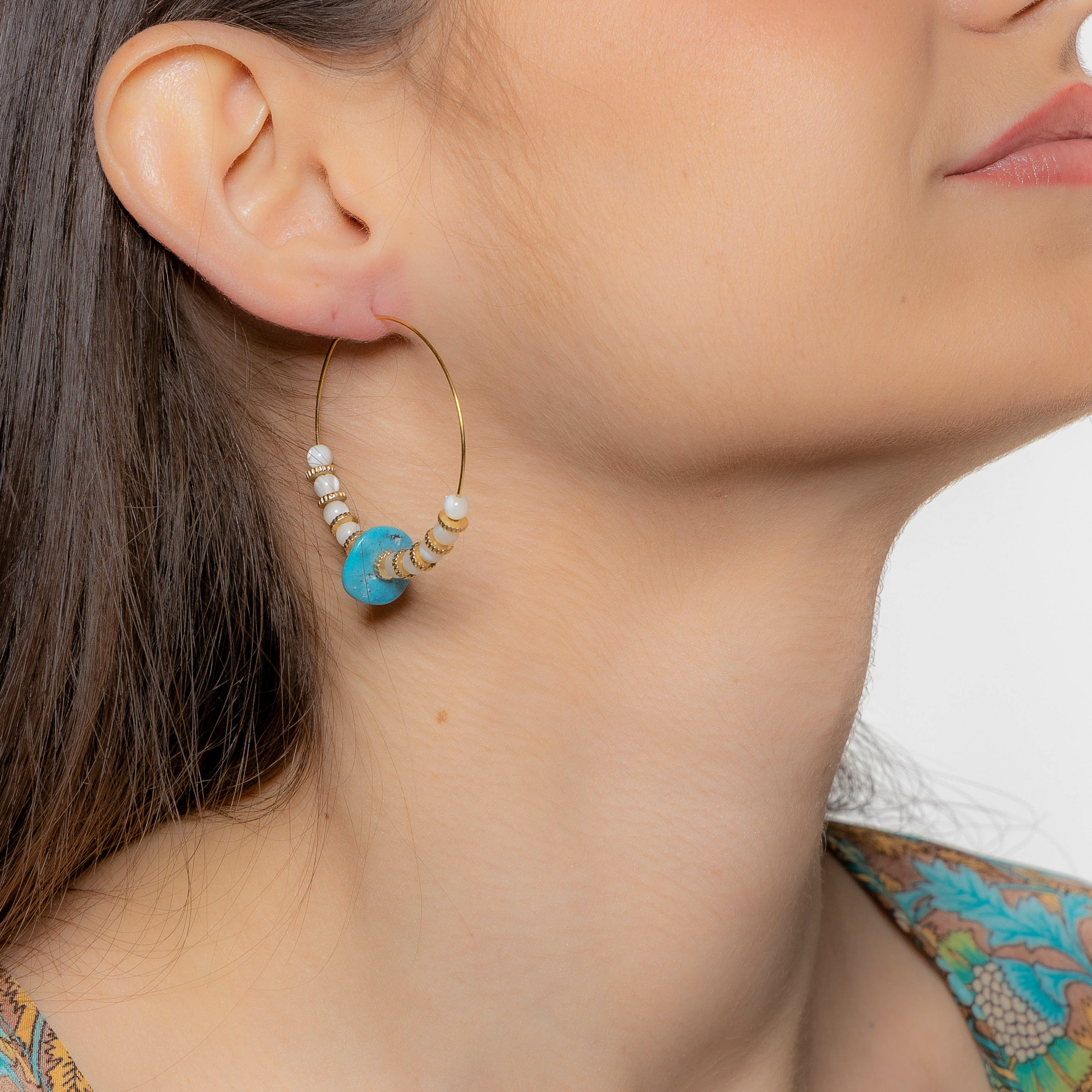 Boucles d'oreilles dorées en pierres naturelles de nacre blanche et turquoise