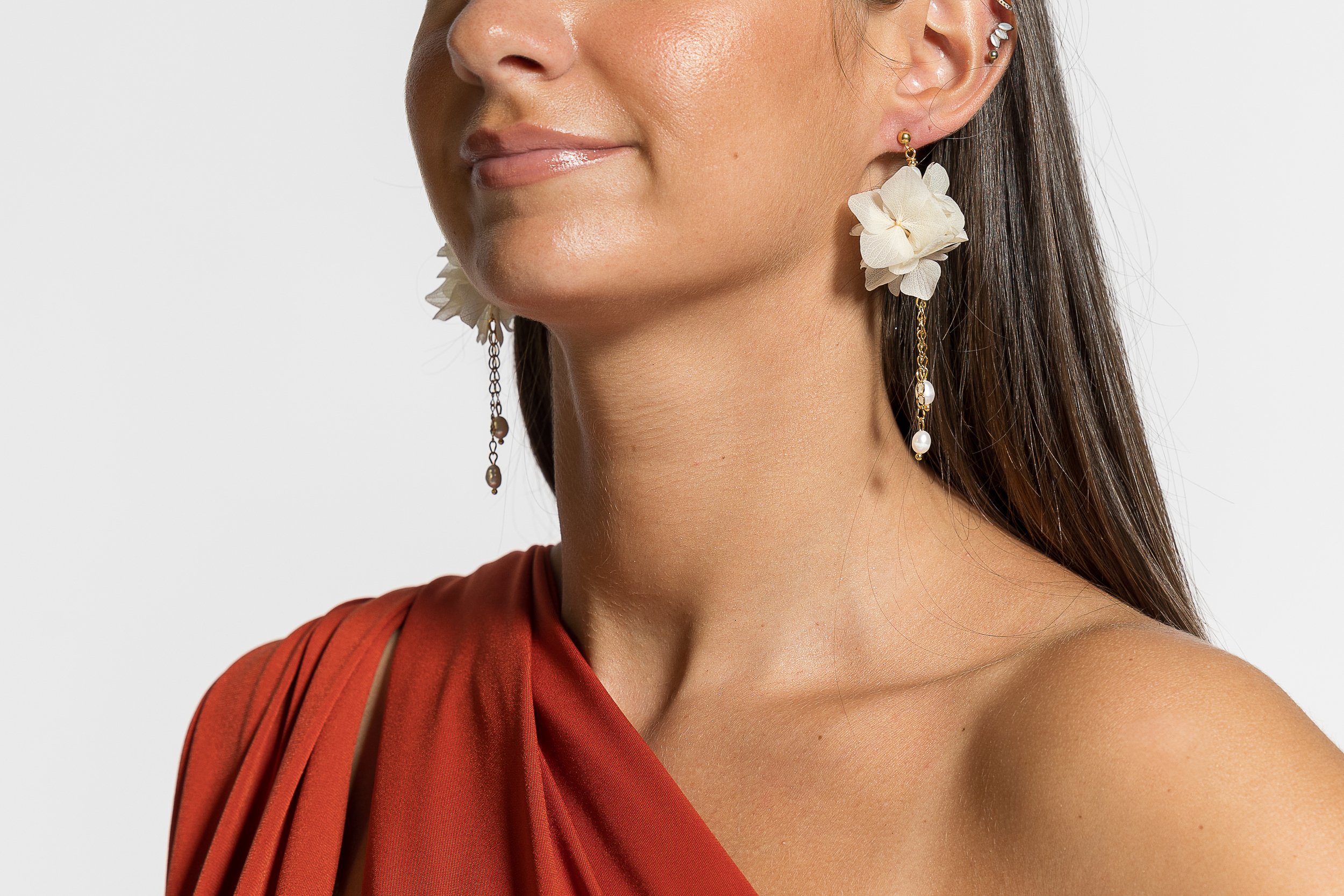 Boucles d'oreilles fleurs stabilisées ivoire et perles d'eau douce FILOMENA  Mom'Zelle  Boucles d'oreilles fleurs stabilisées FILOMENA en fleurs d'hortensia ivoires et perles d'eau douce, une harmonie parfaite de douceur et légèreté pour fêter des occasions uniques.