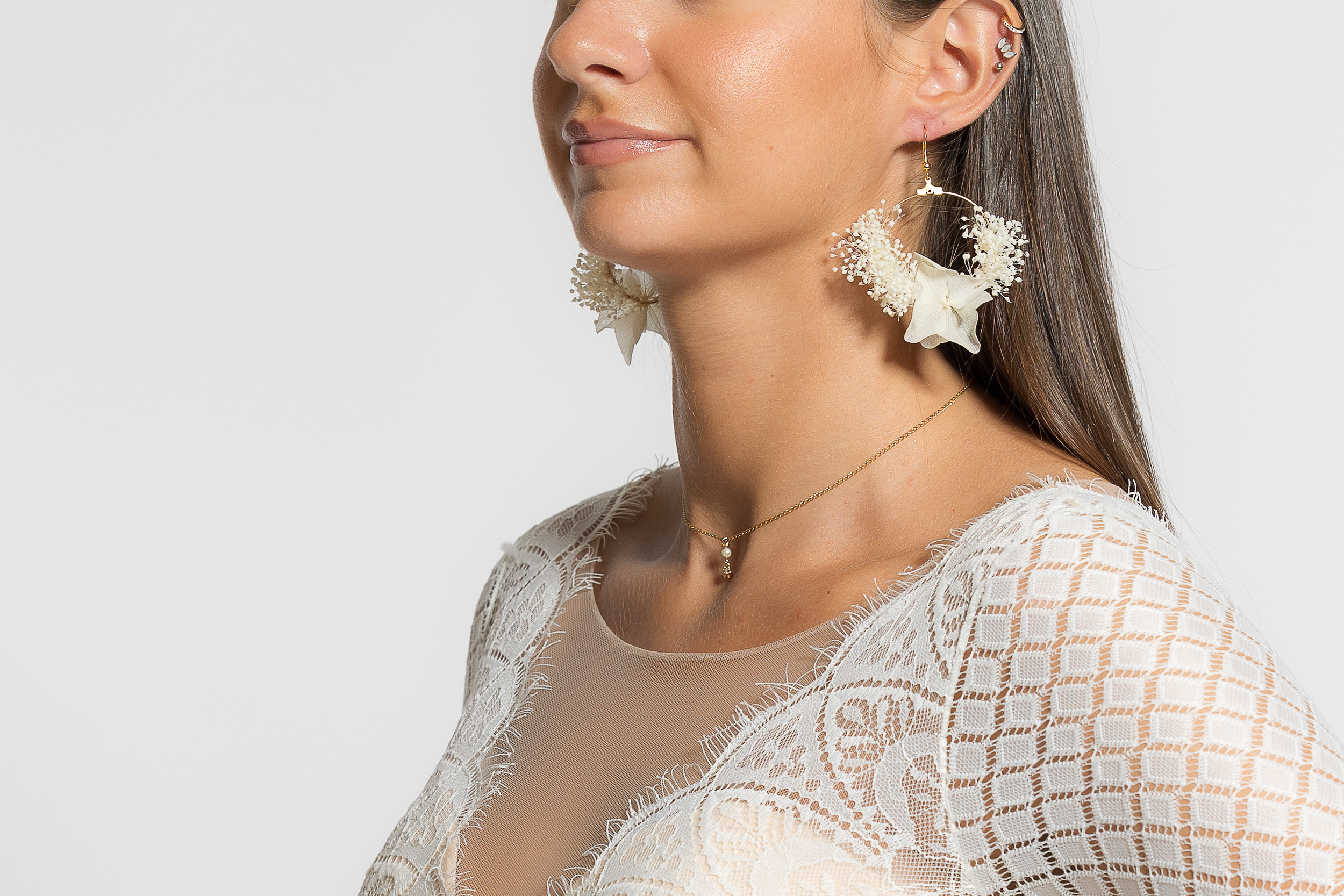 Boucles d'oreilles fleurs stabilisées AUREA  Mom'Zelle  Boucles d'oreilles fleurs stabilisées en gypsophile et fleurs d'hortensia. Fines et légères elles sublimeront votre coiffure et vos tenues en toutes circonstances. Boucles d'oreilles ELIA: légèreté et confort inégalés pour une beauté sans compromis