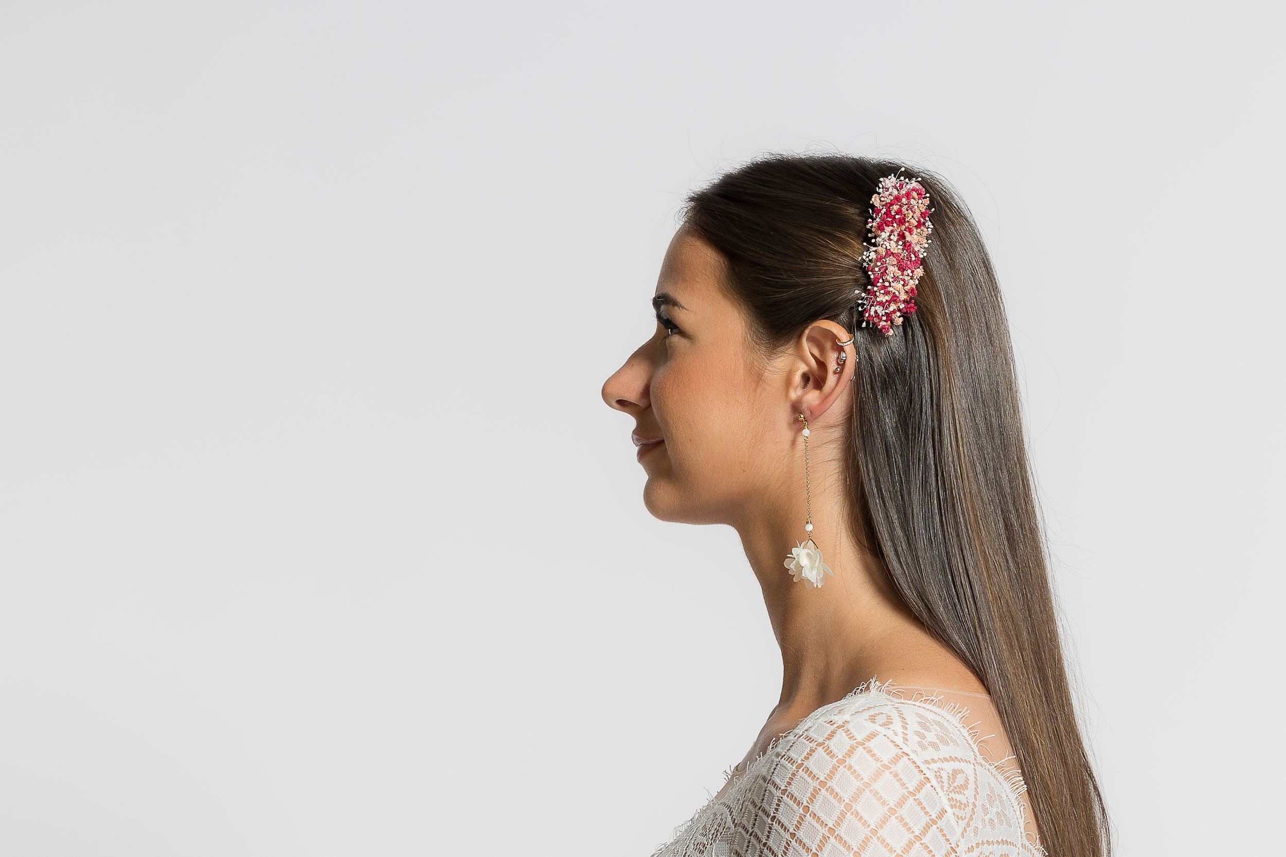 Barrette à cheveux ornée de fleurs stabilisées ALESSIA  Mom'Zelle  Barrette à cheveux dorée ALESSIA ornée de fleurs stabilisées aux différentes nuances rosées. D'une extrême élégance, elle saura sublimer et mettre en valeur vos coiffures les plus raffinées.