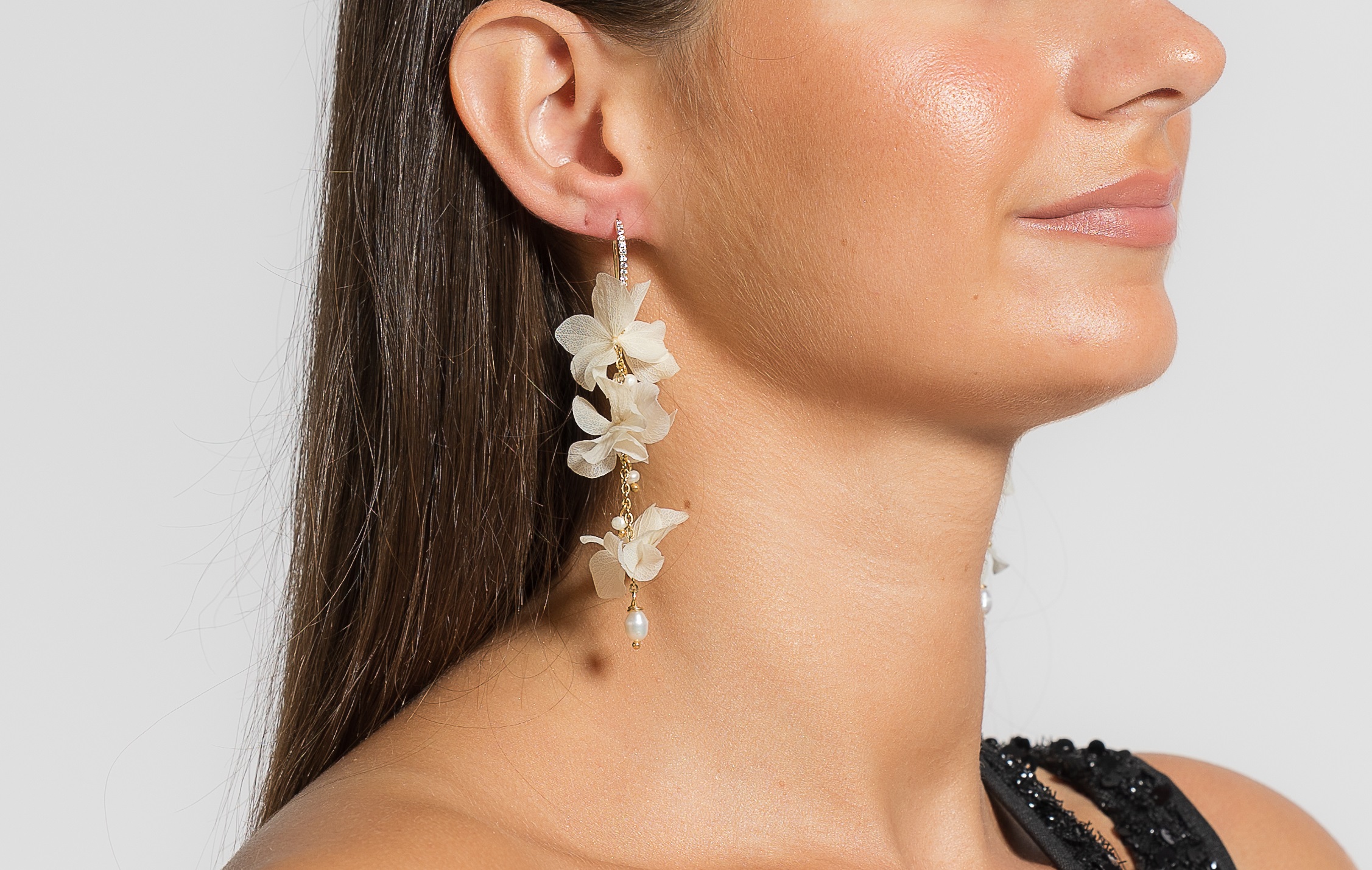 Boucles d'oreilles fleuries JADA en fleurs d'hortensia stabilisées ivoires et perles d'eau douce | MomZelle Bijoux