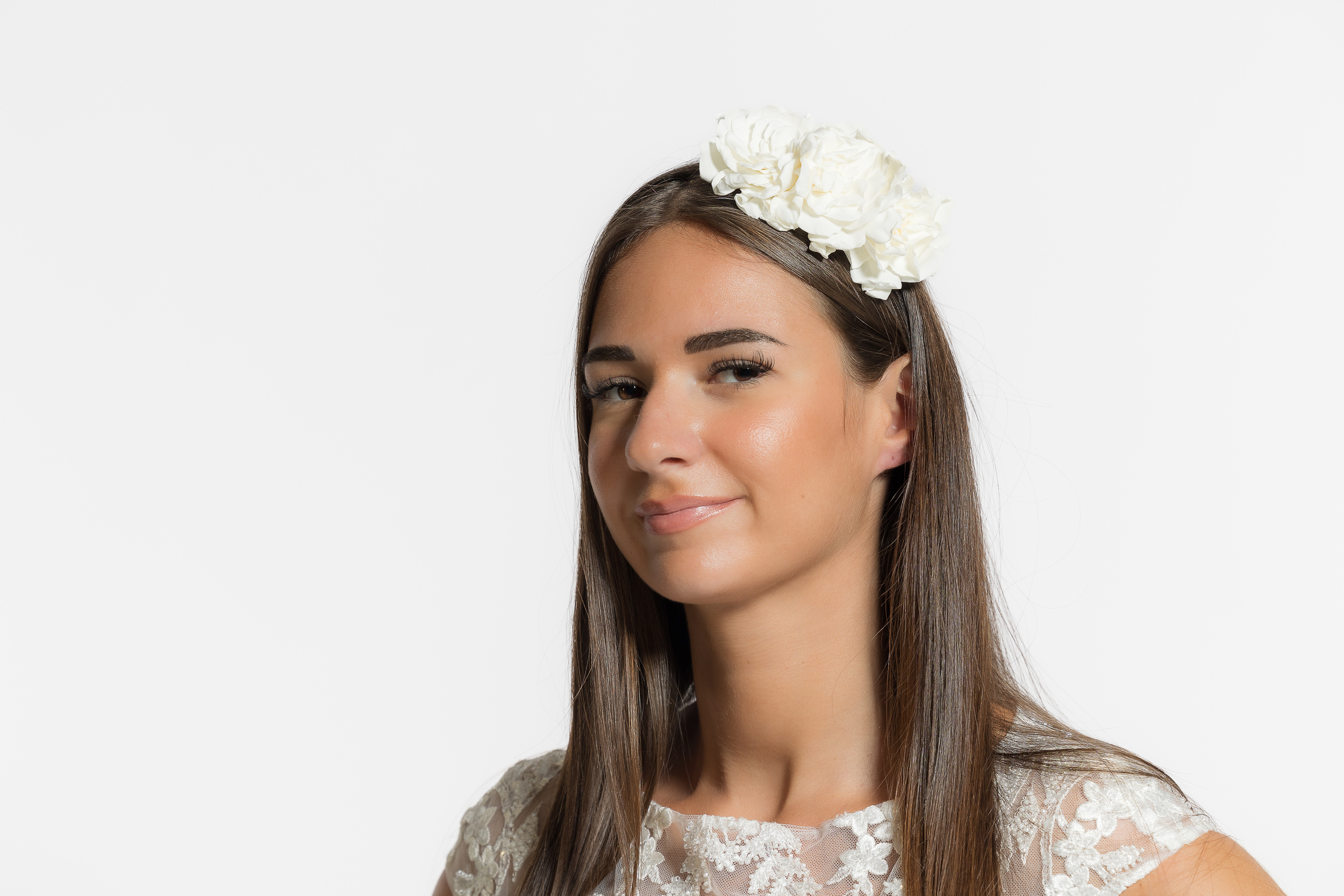 erre-tête de mariage NIVIA orné de gardénias blancs. D'une extrême élégance, subtil et raffiné, il saura sublimer et mettre en valeur vos tenues et coiffures les plus raffinées.