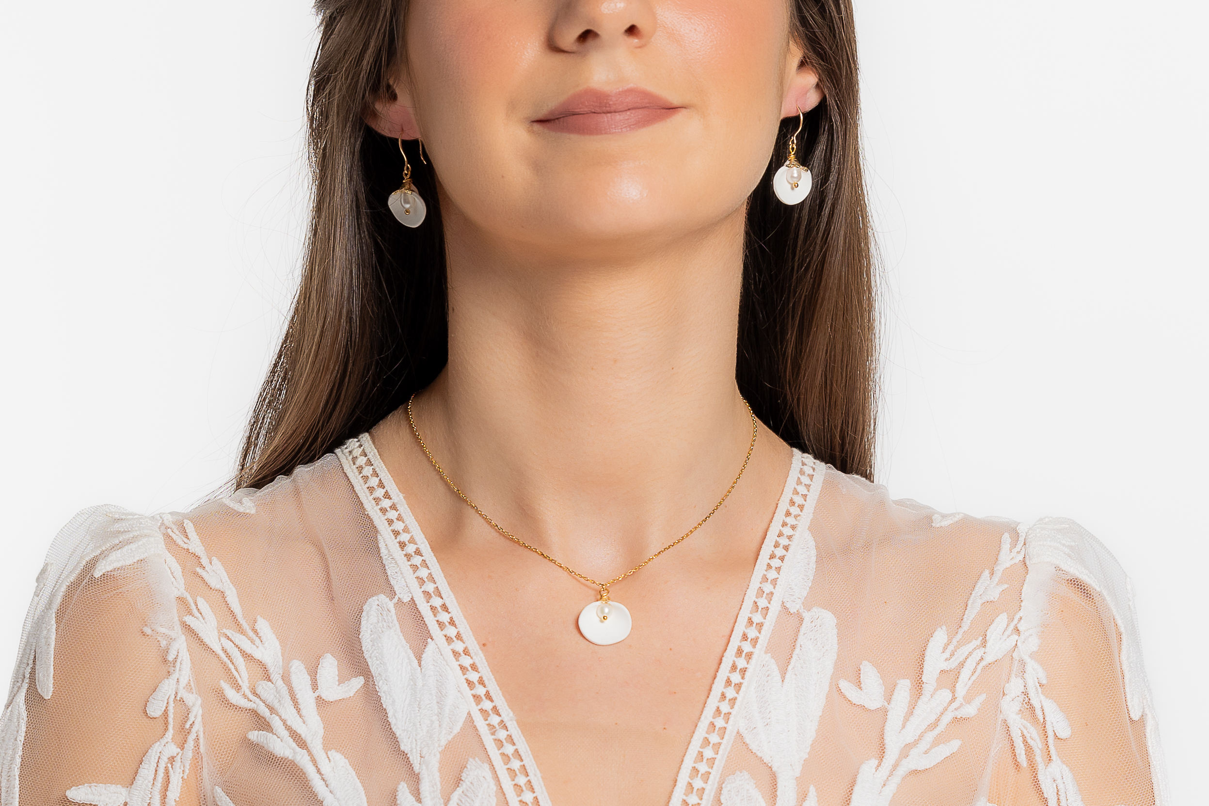 Vous recherchez une touche de finesse et de pureté pour sublimer votre tenue lors d'un mariage, d'un dîner romantique ou de toute autre occasion spéciale ? Nous vous proposons les boucles d'oreilles HORTENSE de la collection Mom'Zelle Bijoux.   Ces boucles d’oreilles en porcelaine froide sont conçues pour toutes les femmes, les futures mariées, les demoiselles d'honneur ainsi que toutes les personnes qui souhaitent se démarquer tout en restant élégantes. Leur design raffiné et délicat est le reflet de votre style unique.