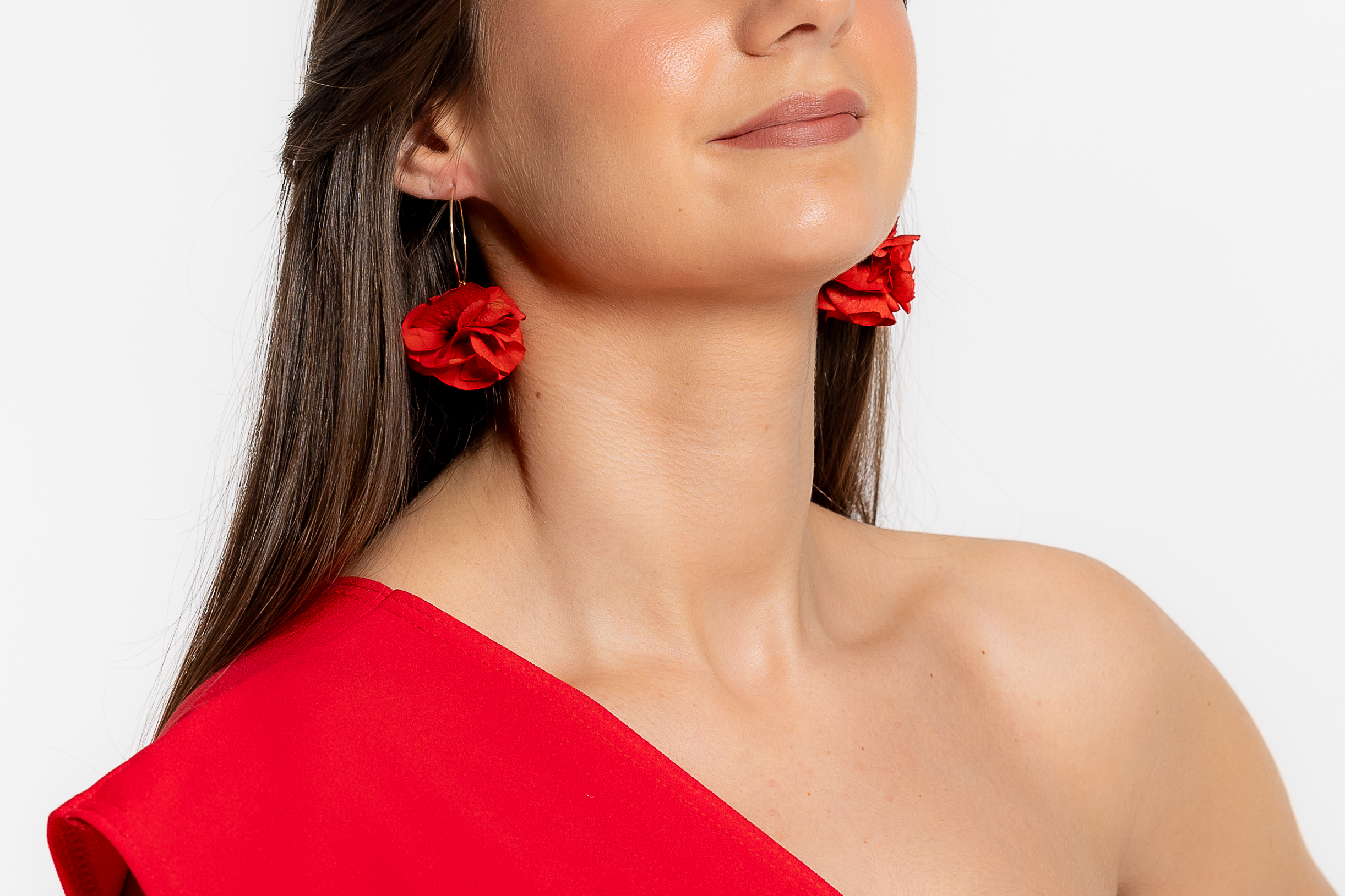 Boucles d'oreilles fleurs stabilisées rouges MAR  Mom'Zelle  Sublimez votre robe de mariée ou vos tenues de cérémonie avec élégance grâce à nos somptueuses boucles d'oreilles fleurs stabilisées MAR