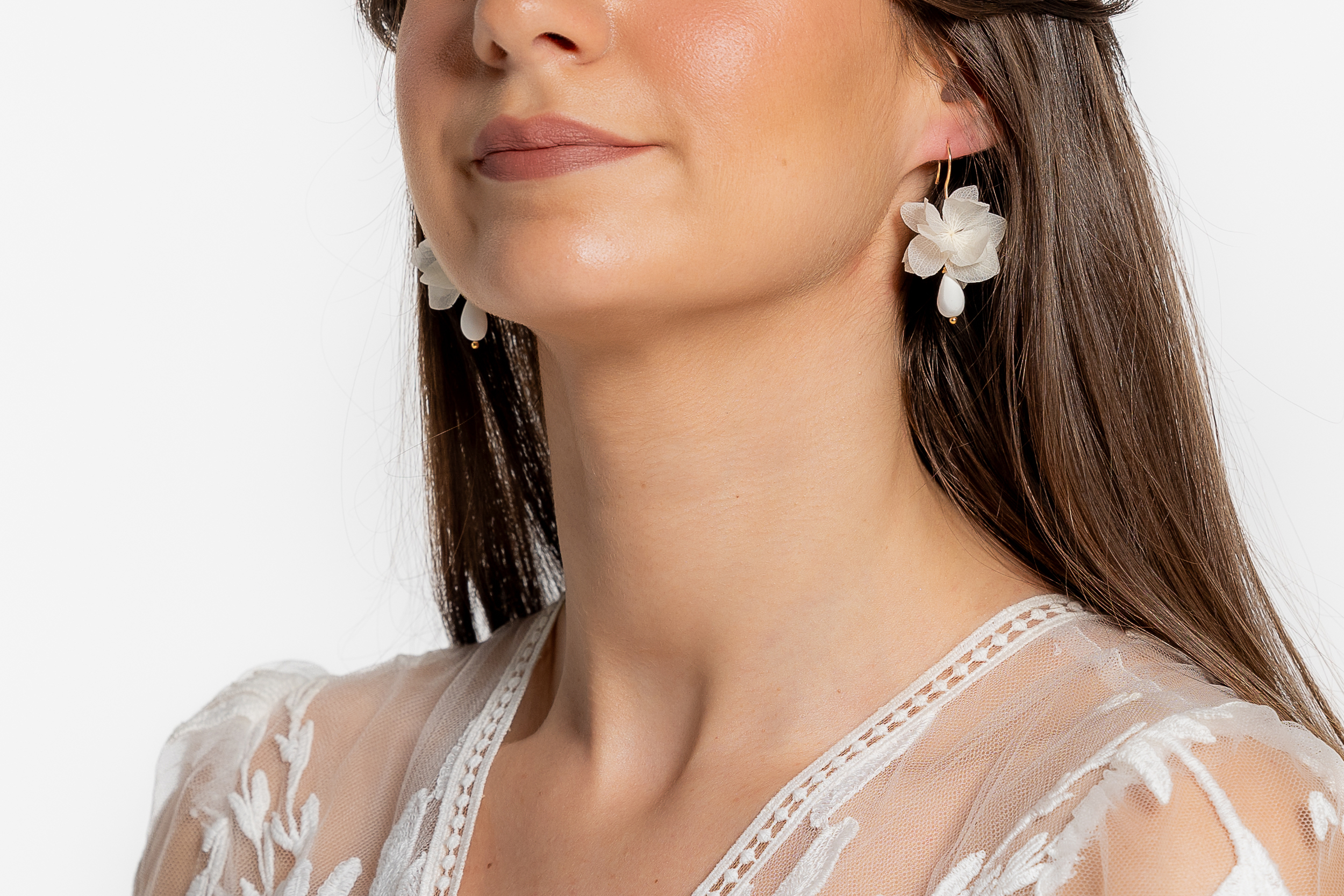 Boucles d'oreilles fleurs stabilisées et porcelaine MAUD  Mom'Zelle  Sublimez votre robe de mariée ou vos tenues de cérémonie avec élégance grâce à nos somptueuses boucles d'oreilles fleurs stabilisées et porcelaine MAUD