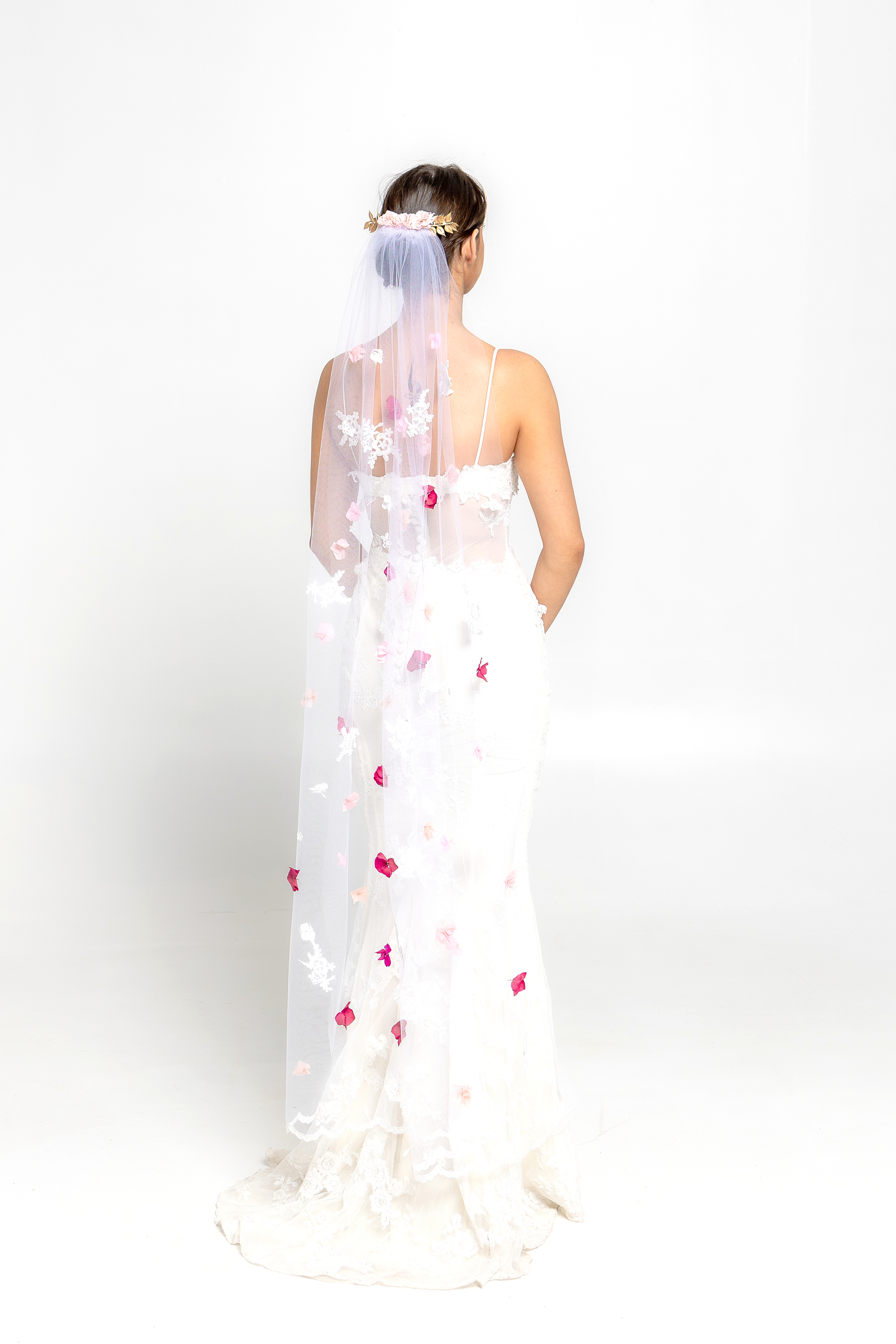 Parmi nos pièces phares, les couronnes de fleurs sont des accessoires idéaux pour les mariées ou pour ajouter une dimension romantique à une tenue de cérémonie. Elles sont conçues pour compléter une coiffure tout en apportant une touche naturelle et rafraîchissante. Les boucles d'oreilles, ornées de fleurs, représentent quant à elles une option audacieuse pour celles désireuses d'incorporer un élément floral subtil à leur look. 