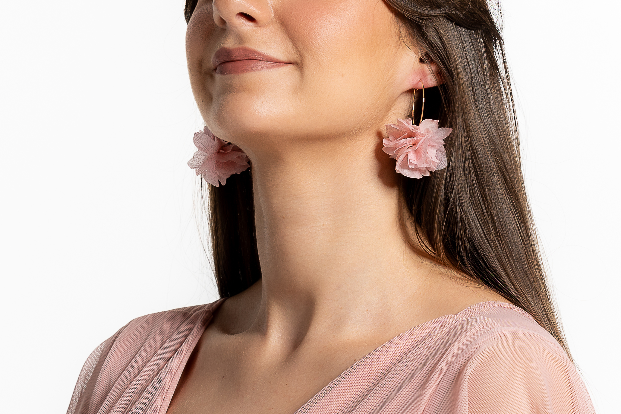 Boucles d'oreilles fleurs stabilisées ZELIA  Mom'Zelle  Sublimez avec élégance et romantisme votre tenue de cérémonie grâce à nos somptueuses boucles d'oreilles fleurs stabilisées ZELIA