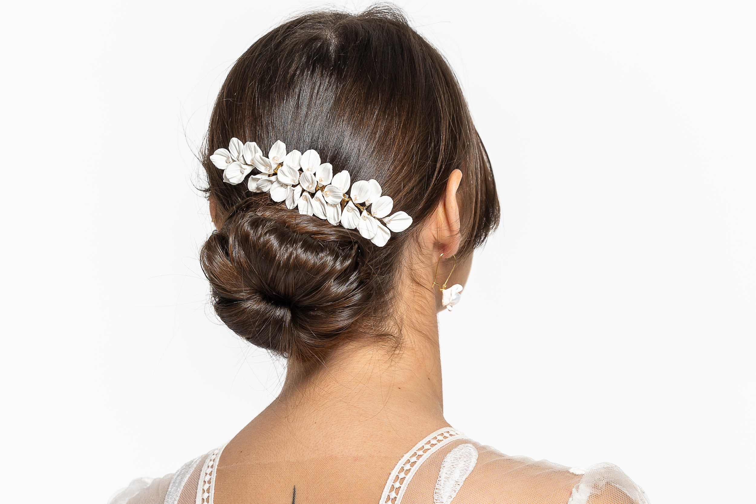 Peigne à cheveux en porcelaine FANTINE  Mom'Zelle  Peigne à cheveux en porcelaine FANTINE, l’accessoire bohème et romantique pour des occasions uniques