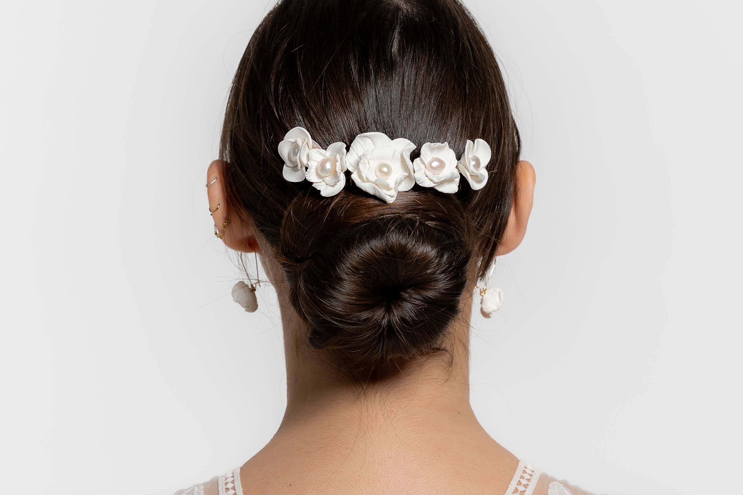 Peigne à cheveux en porcelaine THEOLINE  Mom'Zelle  Peigne fleurs THEOLINE en porcelaine et perles d’eau douce, un accessoire intemporel pour sublimer vos coiffures