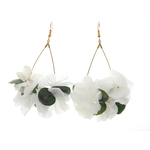 Boucles d’oreilles créoles dorées sont ornées de fleurs dhortensia stabilisées blancs et de feuilles deucalyptus | Boucles doreilles en fleurs stabilisées Batan | MomZelle Bijoux | MMC224