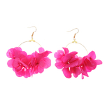 Boucles d’oreilles créoles dorées ornées de fleurs dhortensia stabilisées fushia. Elles sont confectionnées avec des créoles dorées à lor fin 24 carats | Boucles doreilles de mariage en fleurs stabilisées Carolina | MomZelle Bijoux | MMC227