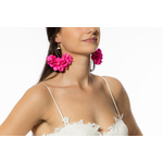 Boucles d’oreilles créoles dorées ornées de fleurs d'hortensia stabilisées fushia. Elles sont confectionnées avec des créoles dorées à l'or fin 24 carats | Boucles d'oreilles de mariage en fleurs stabilisées Carolina | MomZelle Bijoux | MMC227