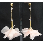 Boucles d'oreilles en fleurs d'hortensia stabilisées rose poudré et quartz rose | Boucles d’oreilles ALMA | MomZelle Bijoux | MMC235